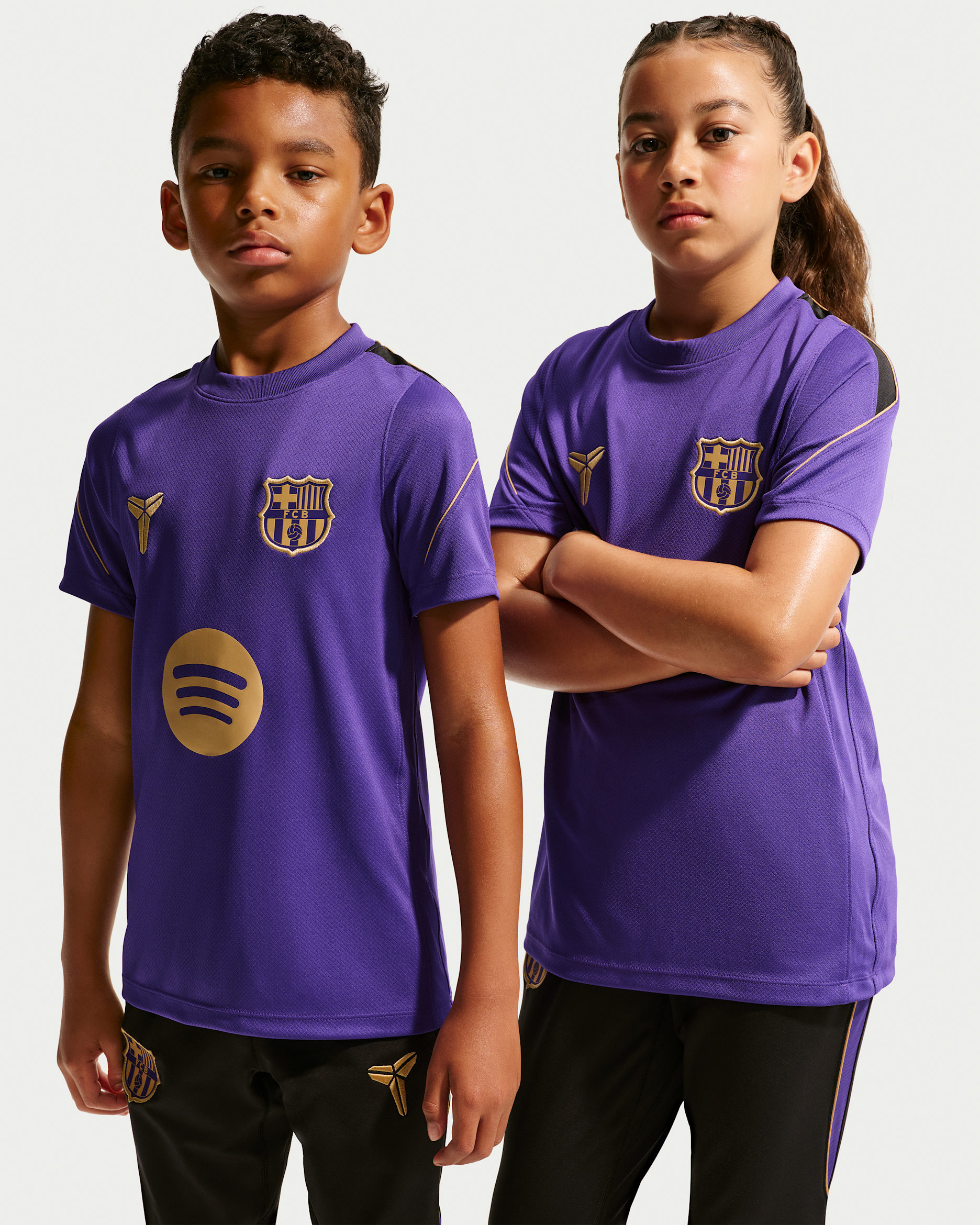 Maglia da calcio a manica corta Kobe Dri-FIT FC Barcelona Strike per ragazzo/a – Away - Field Purple/Elemental Gold/Nero/Oro metallizzato