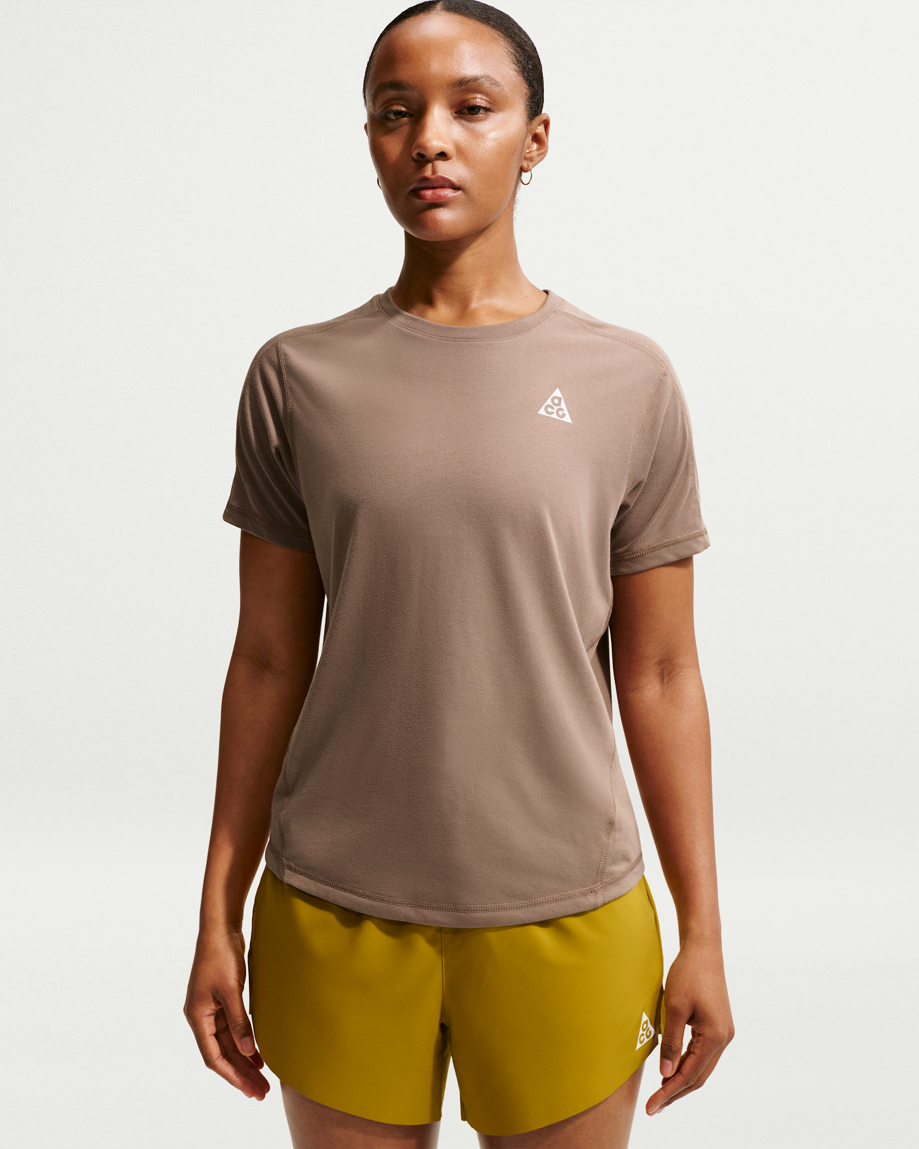 Playera de trail running de manga corta Dri-FIT para mujer Nike ACG - Marrón visón/Blanco cumbre