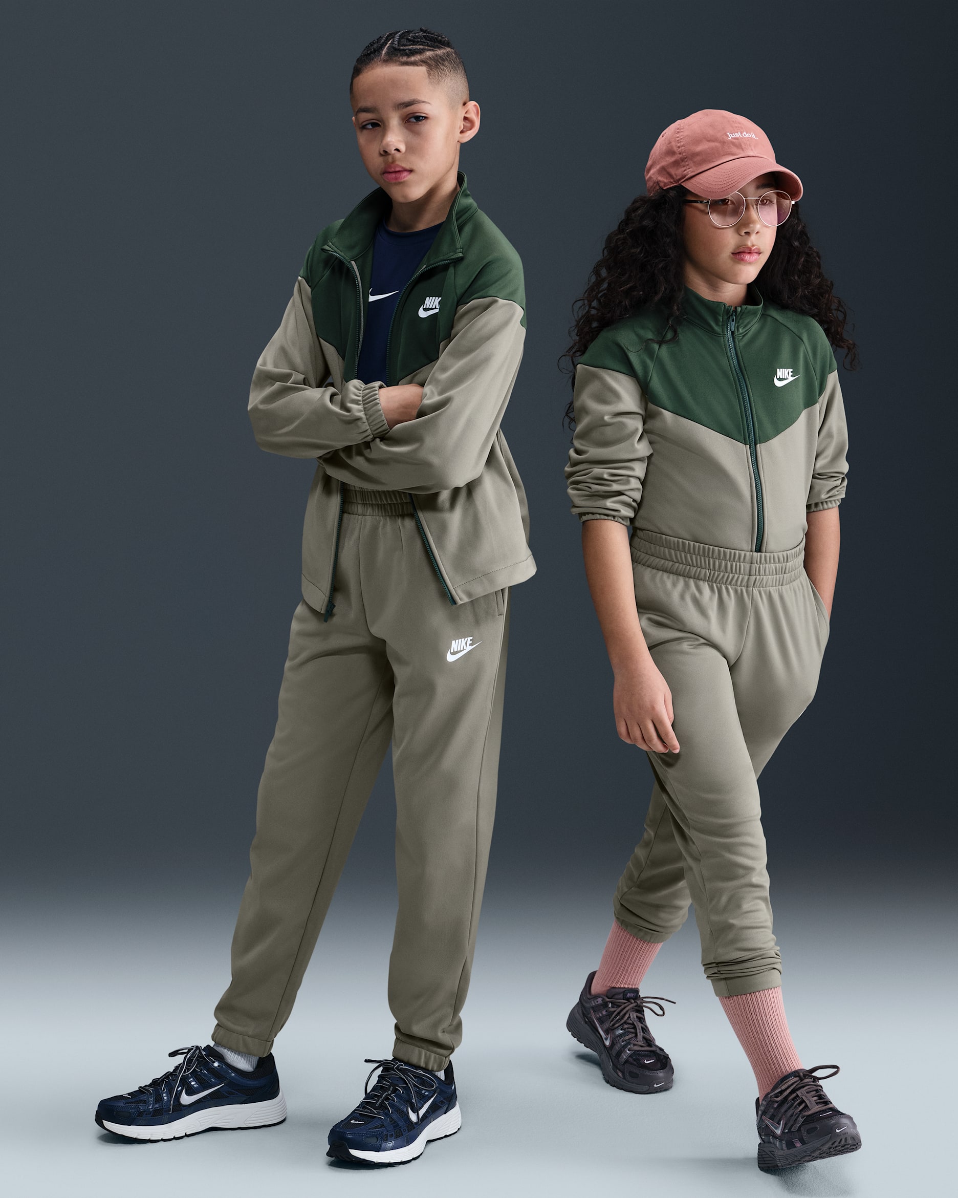 Conjunto deportivo Dri-FIT para niños talla grande Nike Sportswear - Militar claro/Abeto/Blanco