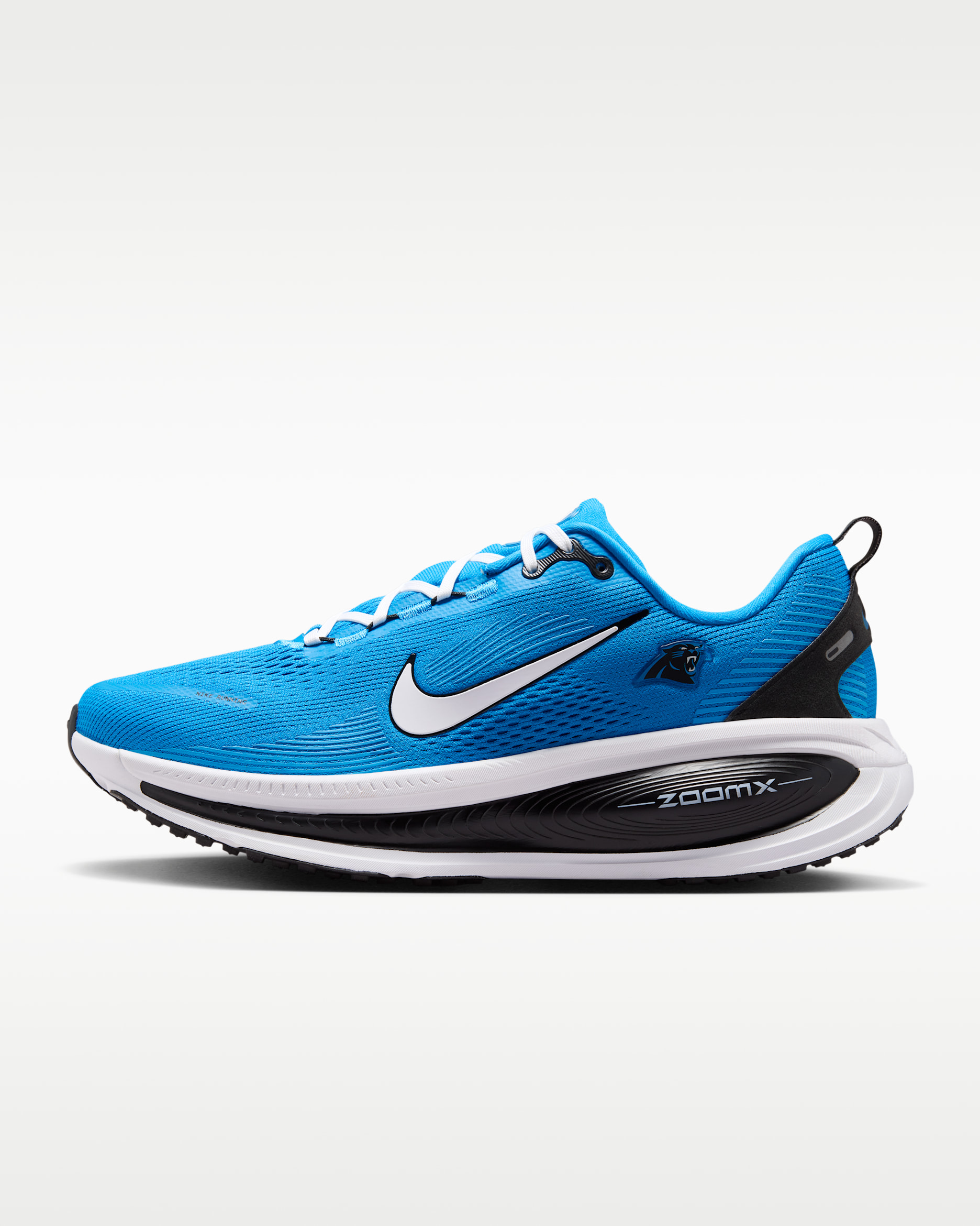 Tenis de correr en pavimento de la NFL para hombre Nike Vomero 18 (Carolina Panthers) - Azul Neptuno/Negro/Blanco