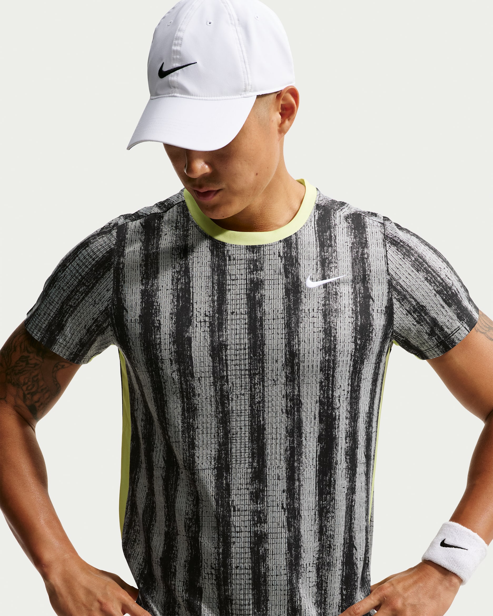 Nikeコート ビクトリー メンズ Dri-FIT テニストップ - ミディアムアッシュ/ライトレモンツイスト/ホワイト