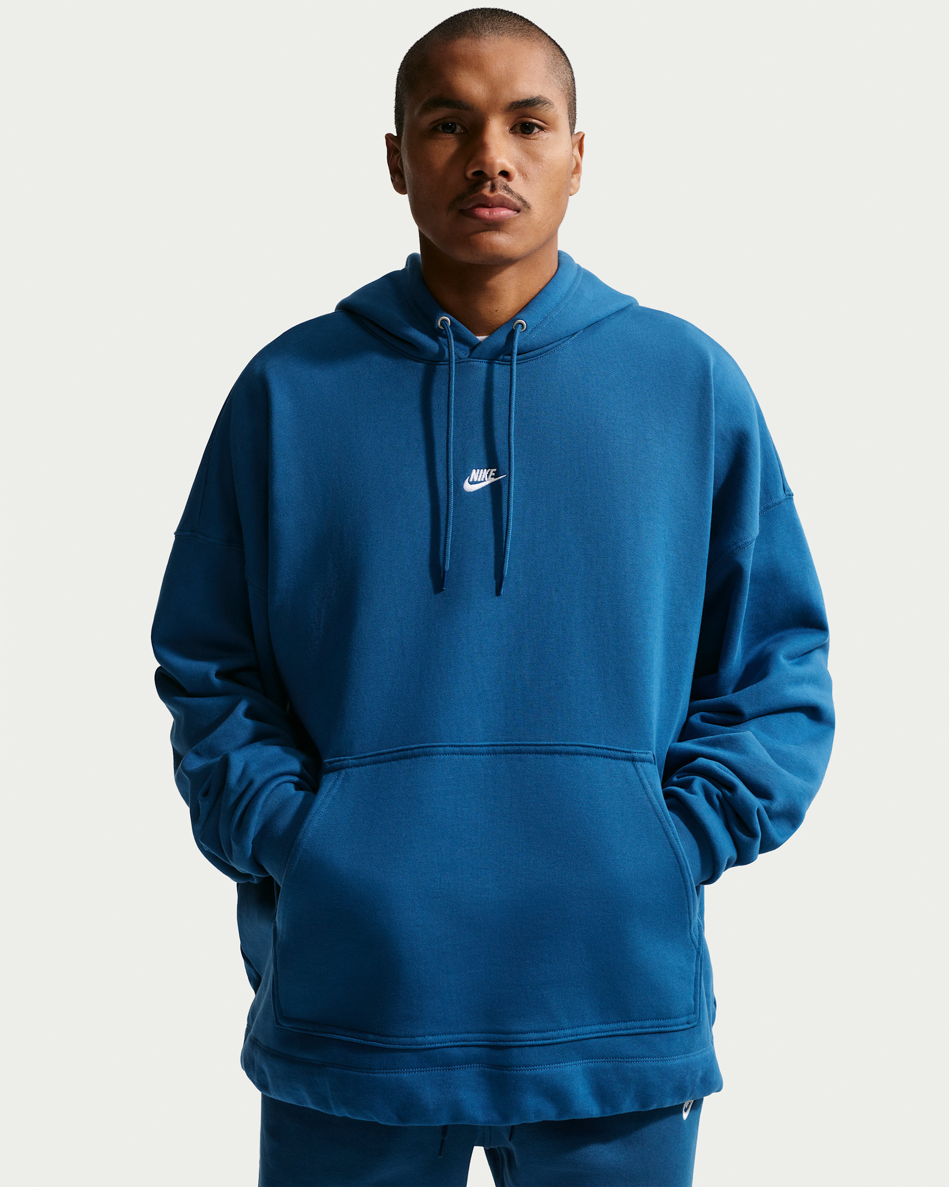 Nike Sportswear Club túlméretezett, francia frottír, kapucnis, belebújós férfipulóver - Court Blue/Court Blue/Fehér