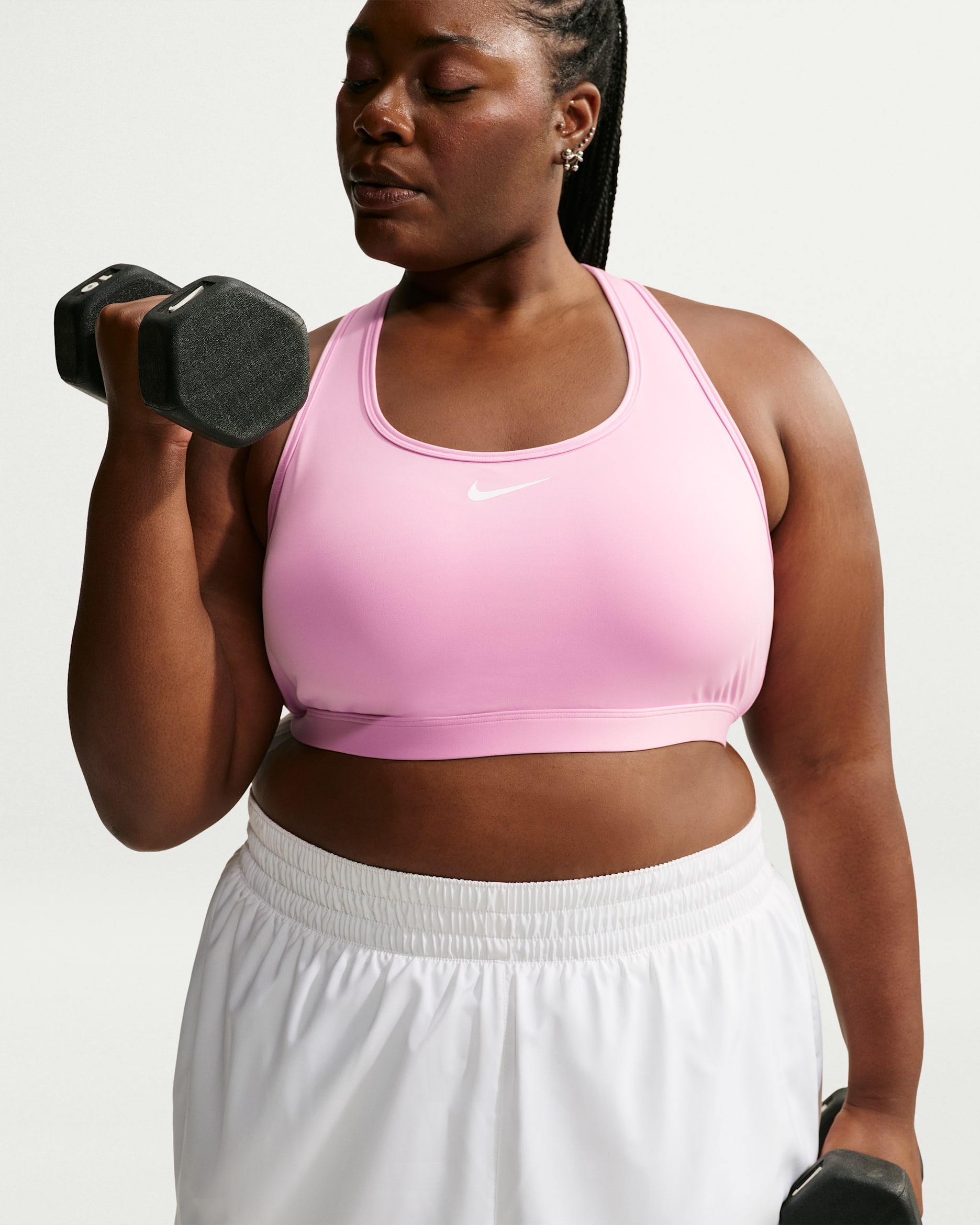 Nike Swoosh sport-bh met vulling en medium ondersteuning (Plus Size) - Pink Rise/Wit