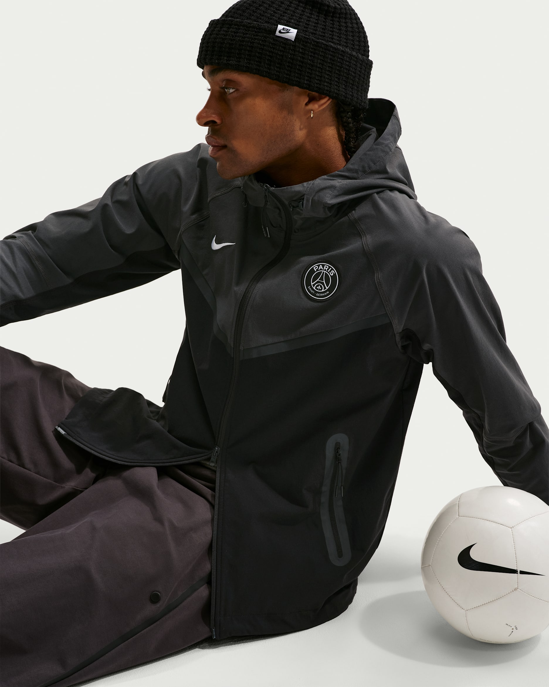 Paris Saint-Germain Tech Windrunner Nike Soccer vevd fotballjakke med hel glidelås til herre - Svart/Anthracite/Hvit