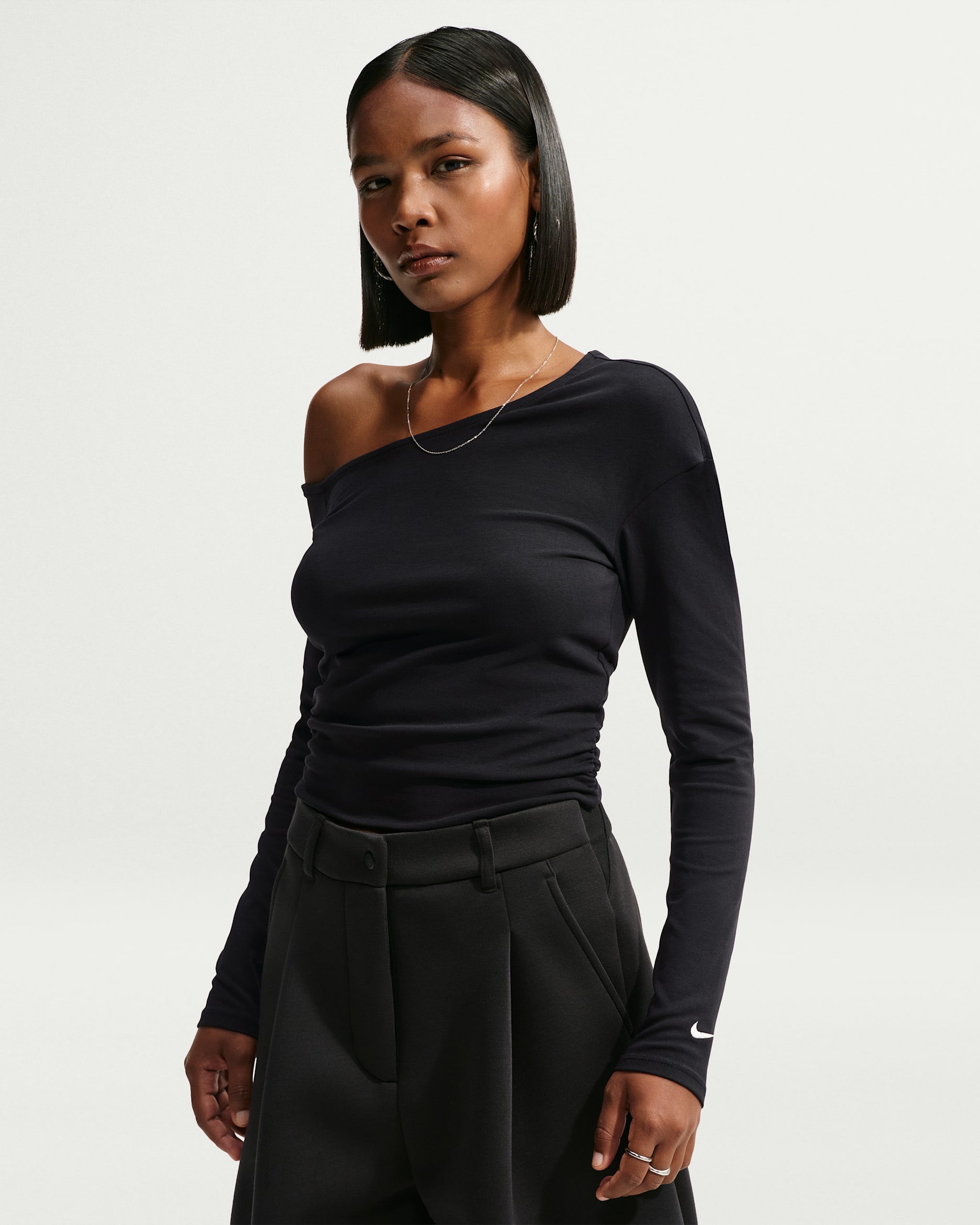 Schulterfreies Longsleeve mit enger Passform von Nike Sportswear (Damen) - Schwarz/Sail