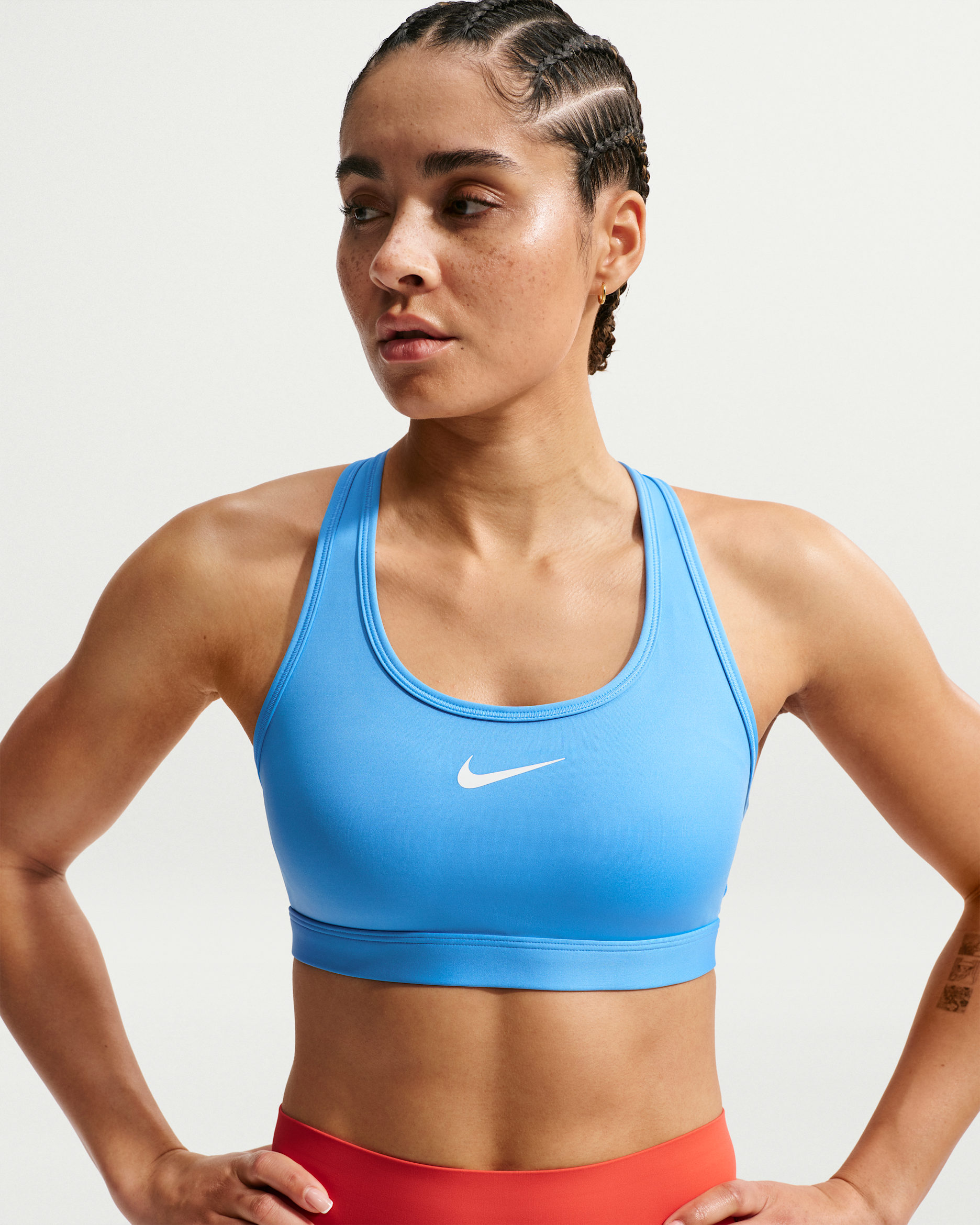 Vadderad sport-BH Nike Swoosh med mediumstöd för kvinnor - University Blue/University Blue/Vit