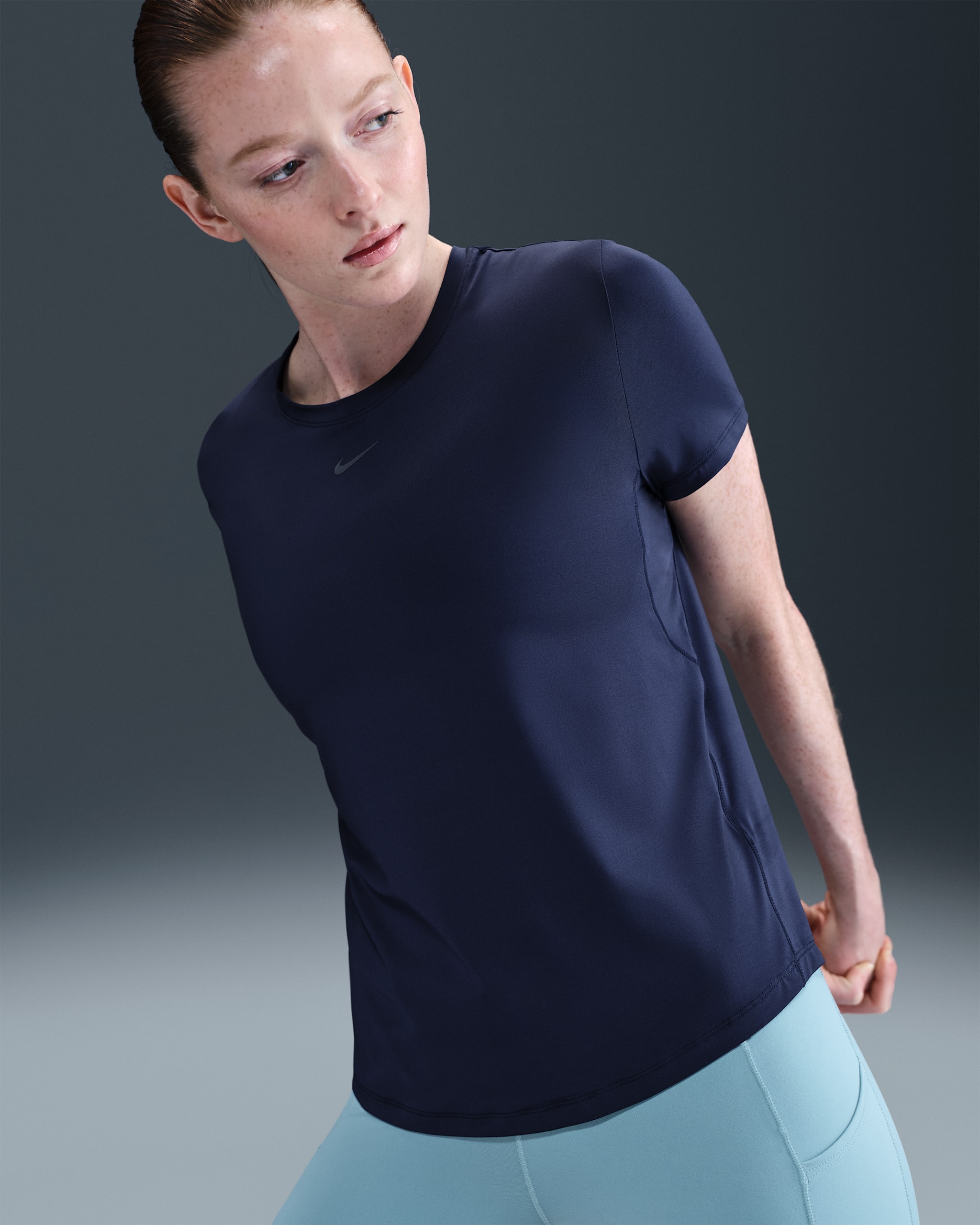 Playera de manga corta Dri-FIT para mujer Nike One Classic - Azul marino medianoche/Blanco