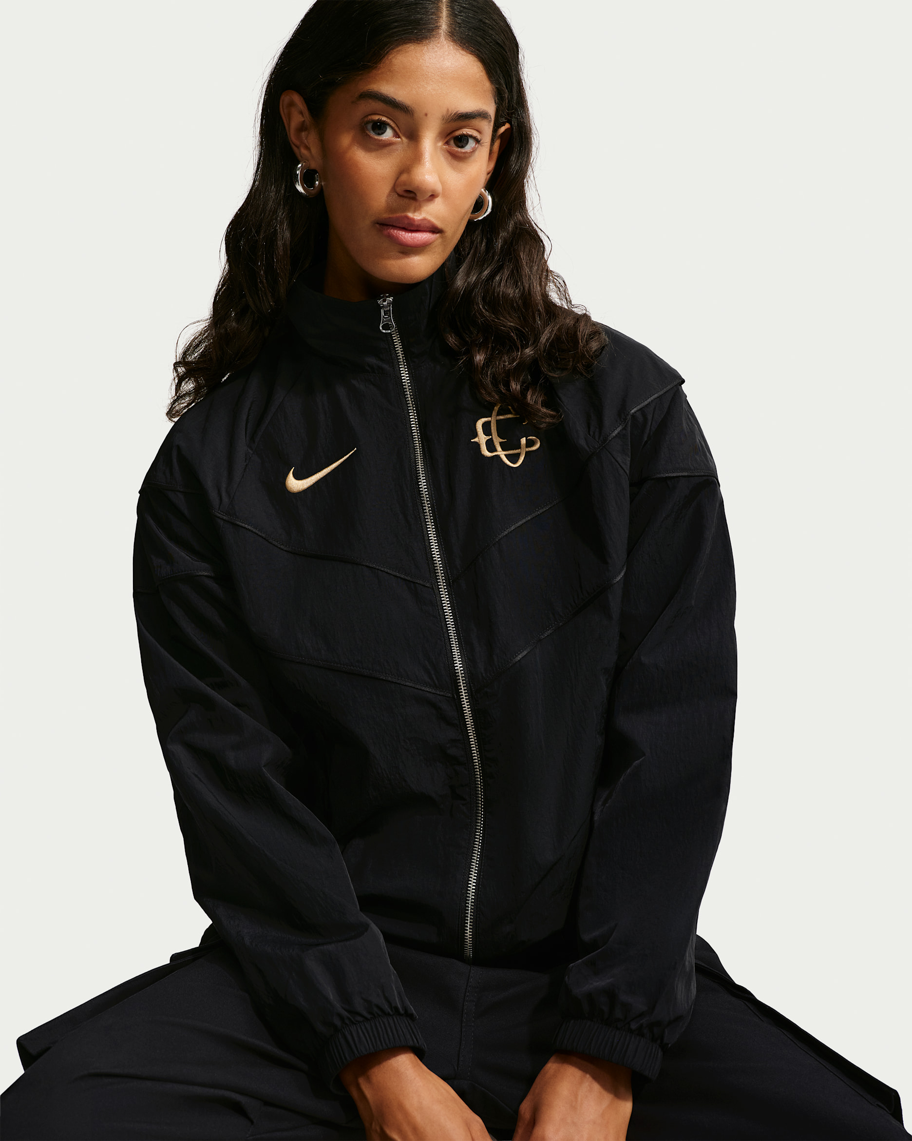 Chamarra de futbol Nike Windrunner de tejido Woven de cierre completo del C.D. Guadalajara alternativo para mujer - Negro/Negro/Negro/Oro genuino