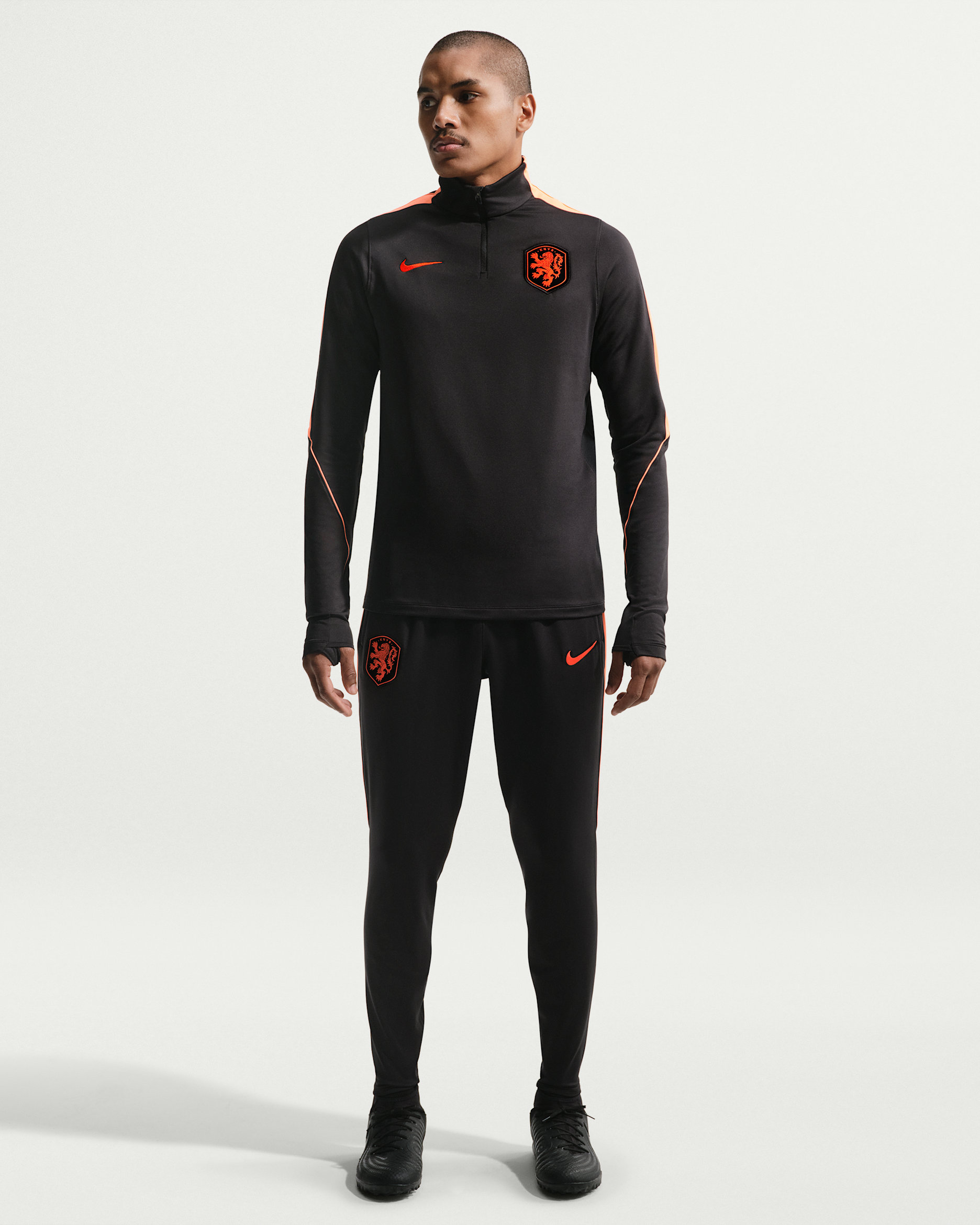 Męskie spodnie piłkarskie z dzianiny Nike Dri-FIT Holandia Strike - Czerń/Hyper Crimson/Hyper Crimson