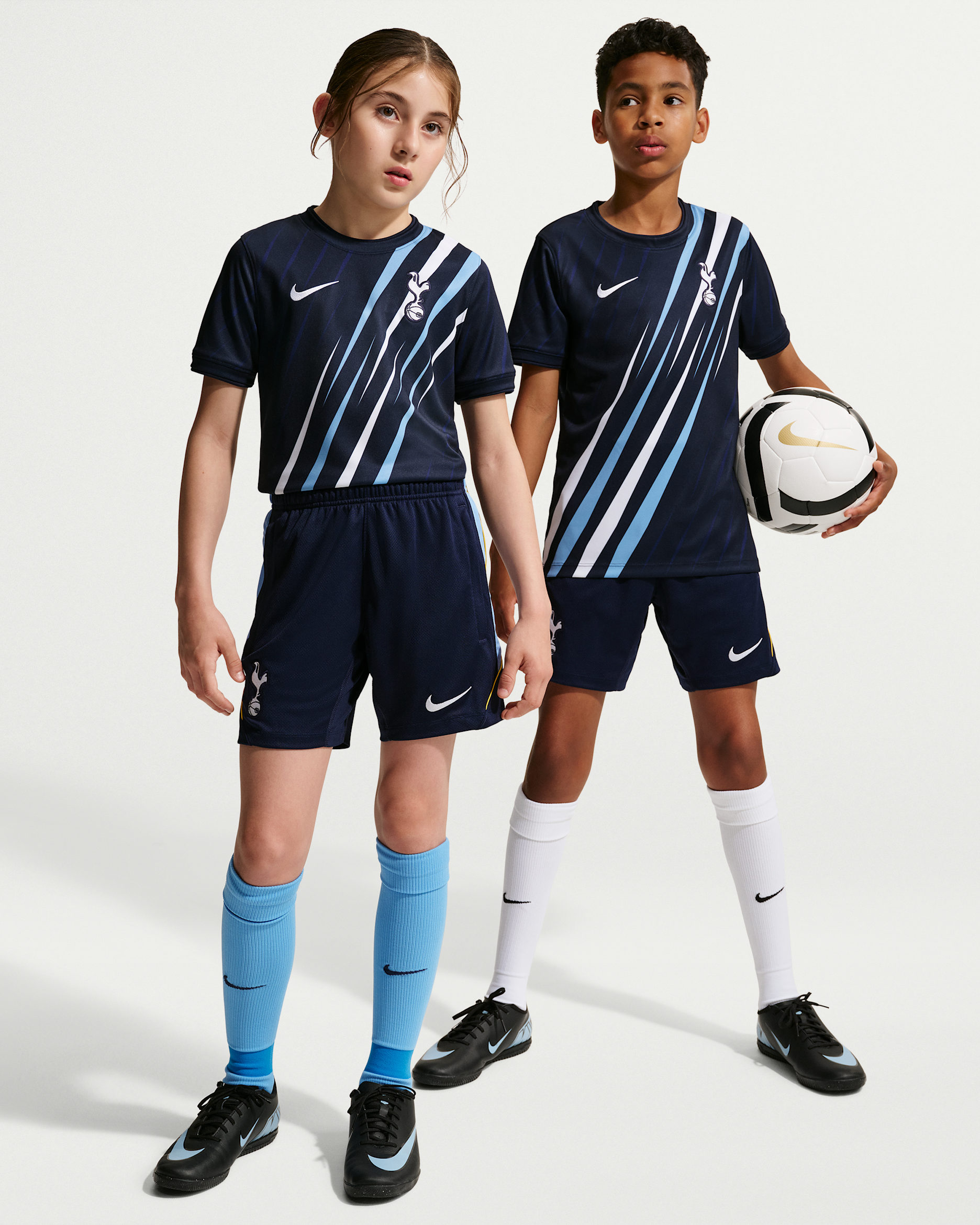 Fotbollsshorts Tottenham Hotspur Strike Nike Dri-FIT i stickat material för ungdom - Obsidian/Varsity Maize/Light Blue/Vit