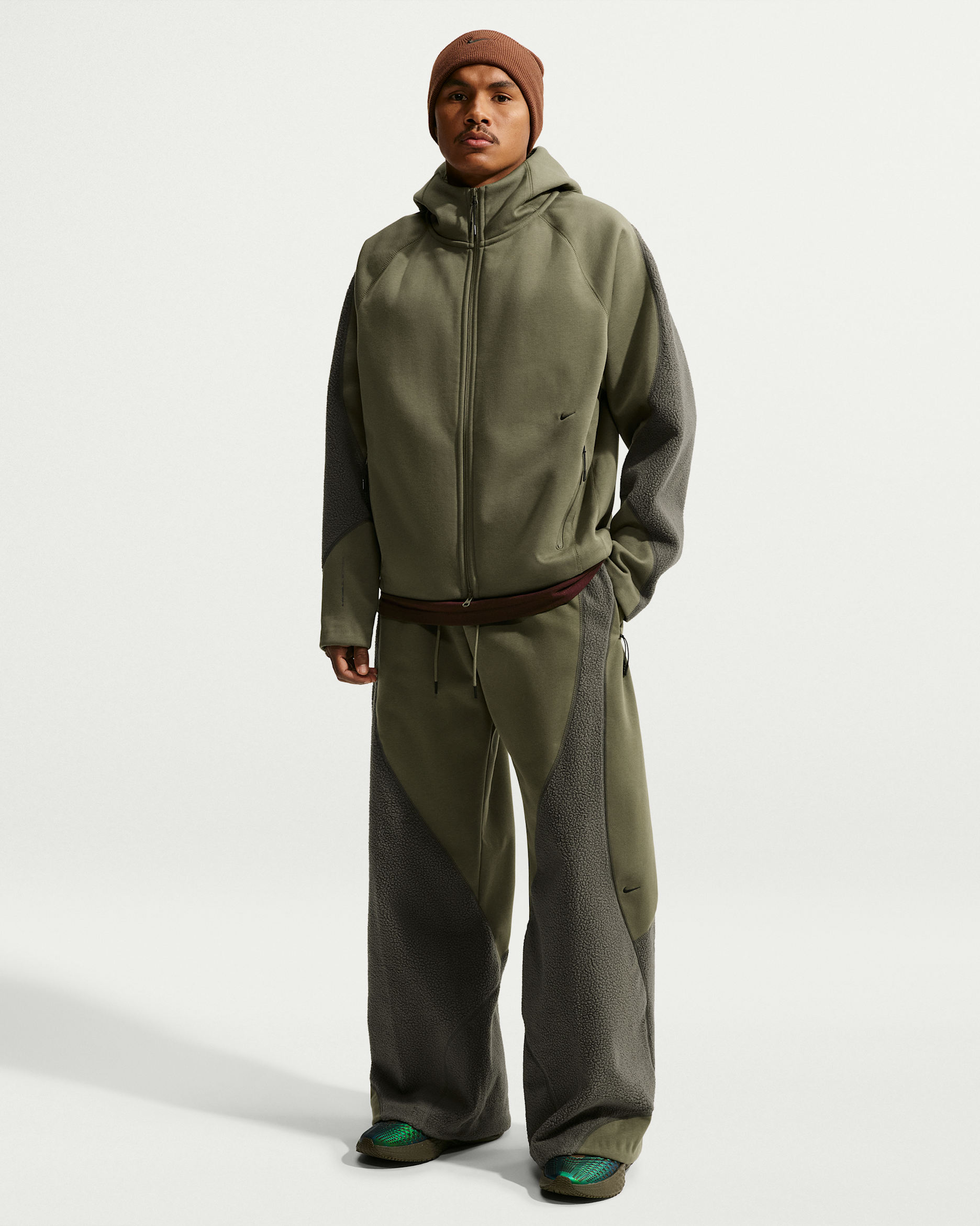Pánské volné kalhoty Nike Tech Boreas Therma-FIT bez manžet - Medium Olive/Newsprint/Černá