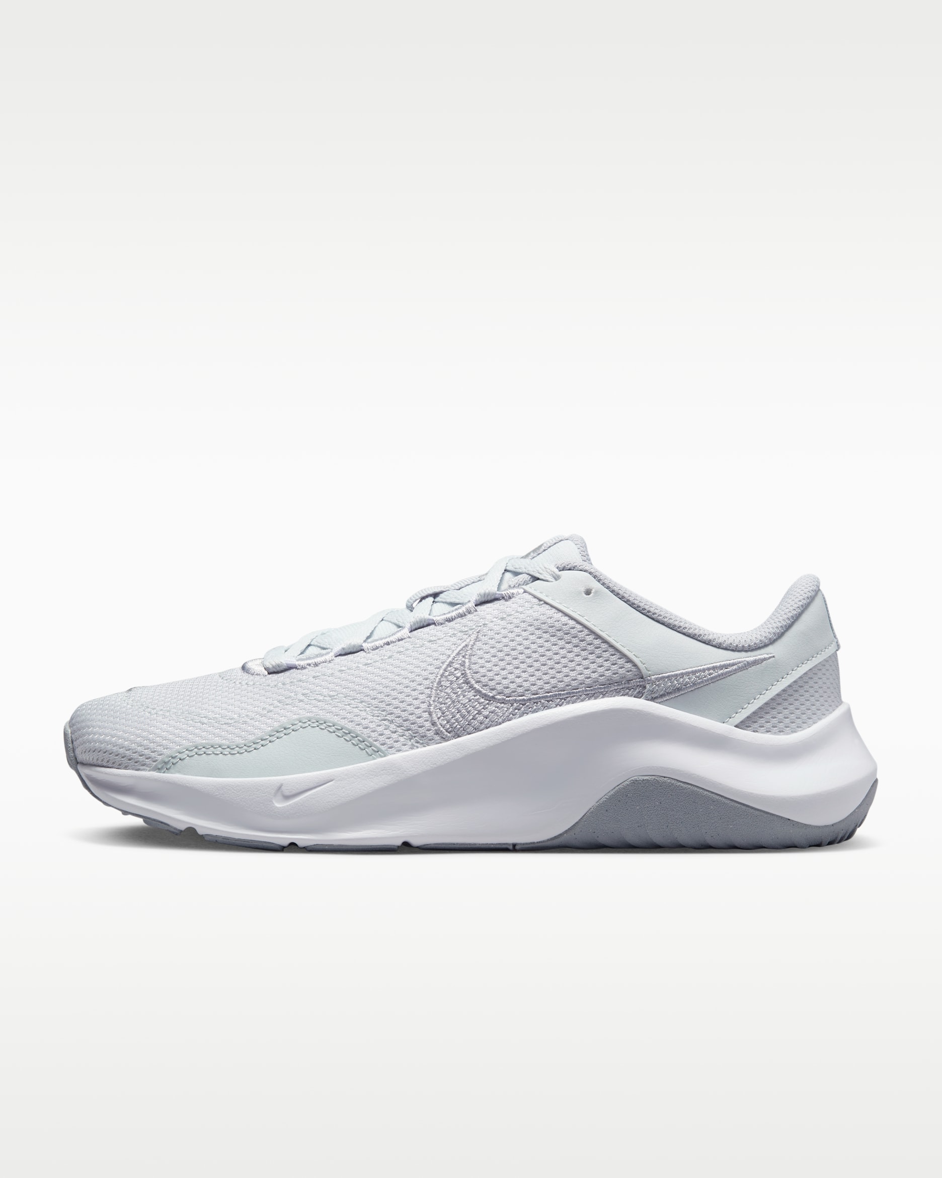 ナイキ レジェンド エッセンシャル 3 ネクスト ネイチャー ウィメンズ ワークアウトシューズ - ピュアプラチナム/ホワイト/ウルフグレー/メタリックシルバー