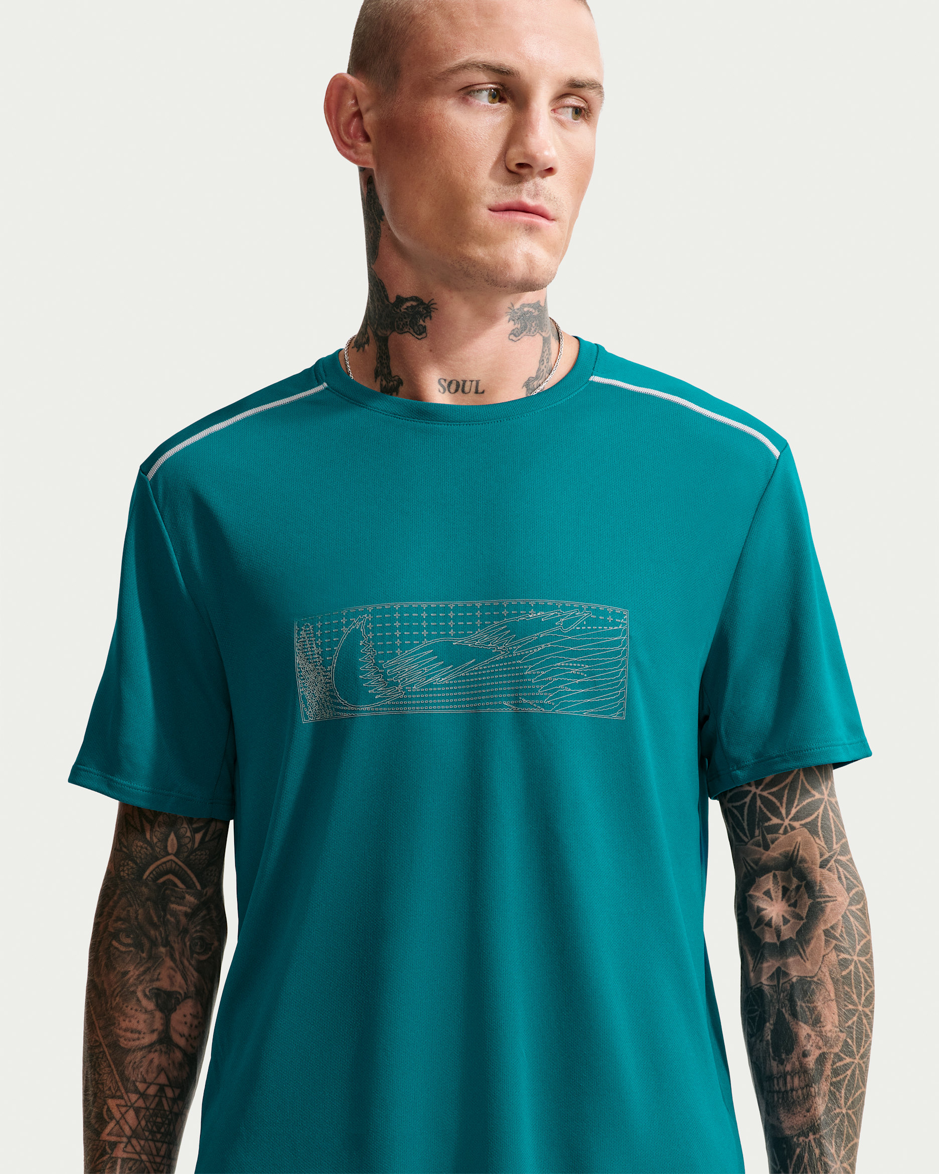 Vinteranpassad löpartröja Nike Miler Dri-FIT med UV-skydd för män - Bright Spruce