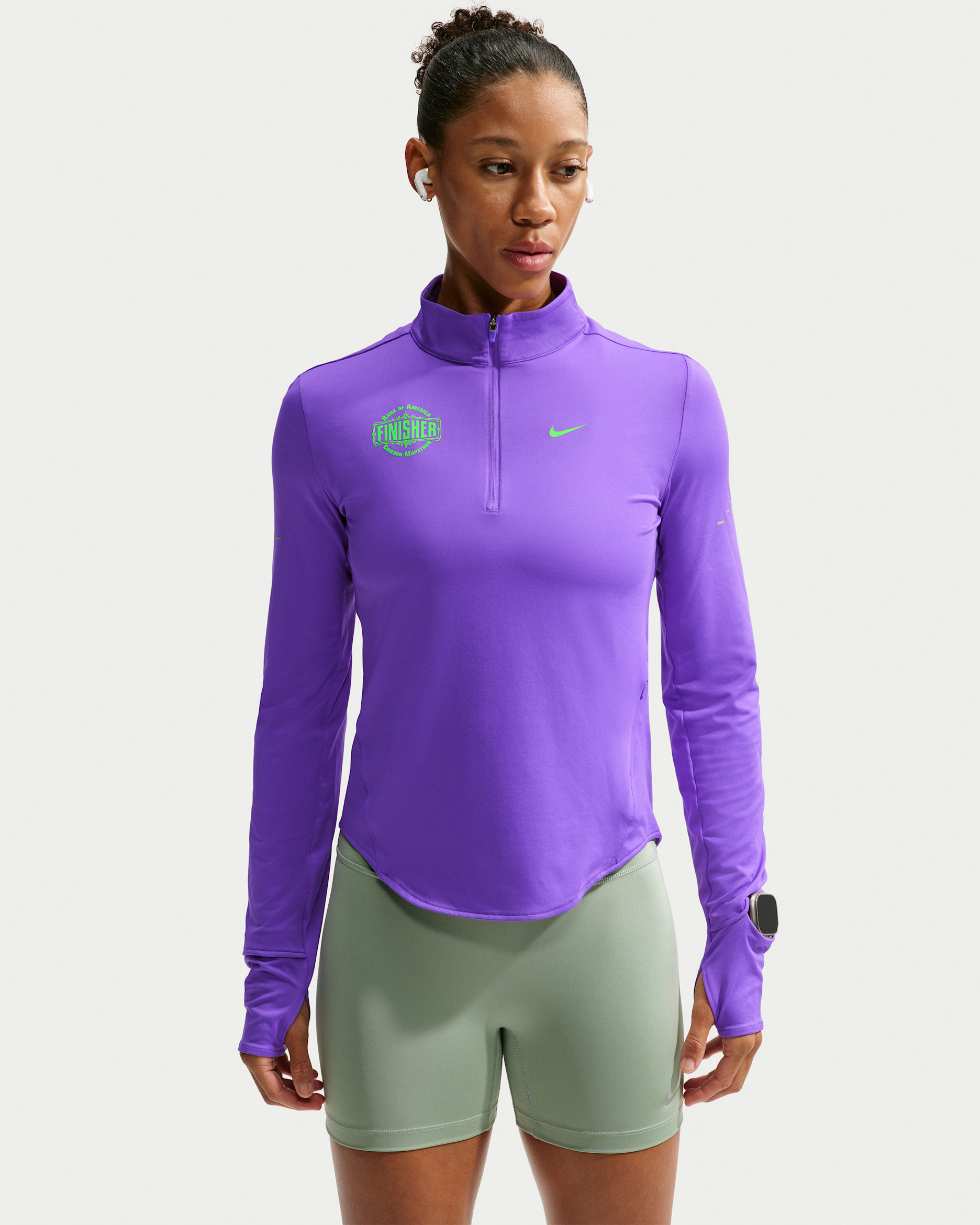 Playera de correr Dri-FIT con protección contra los rayos UV de cierre de 1/4 para mujer Nike Swift - Uva acción/Verde strike
