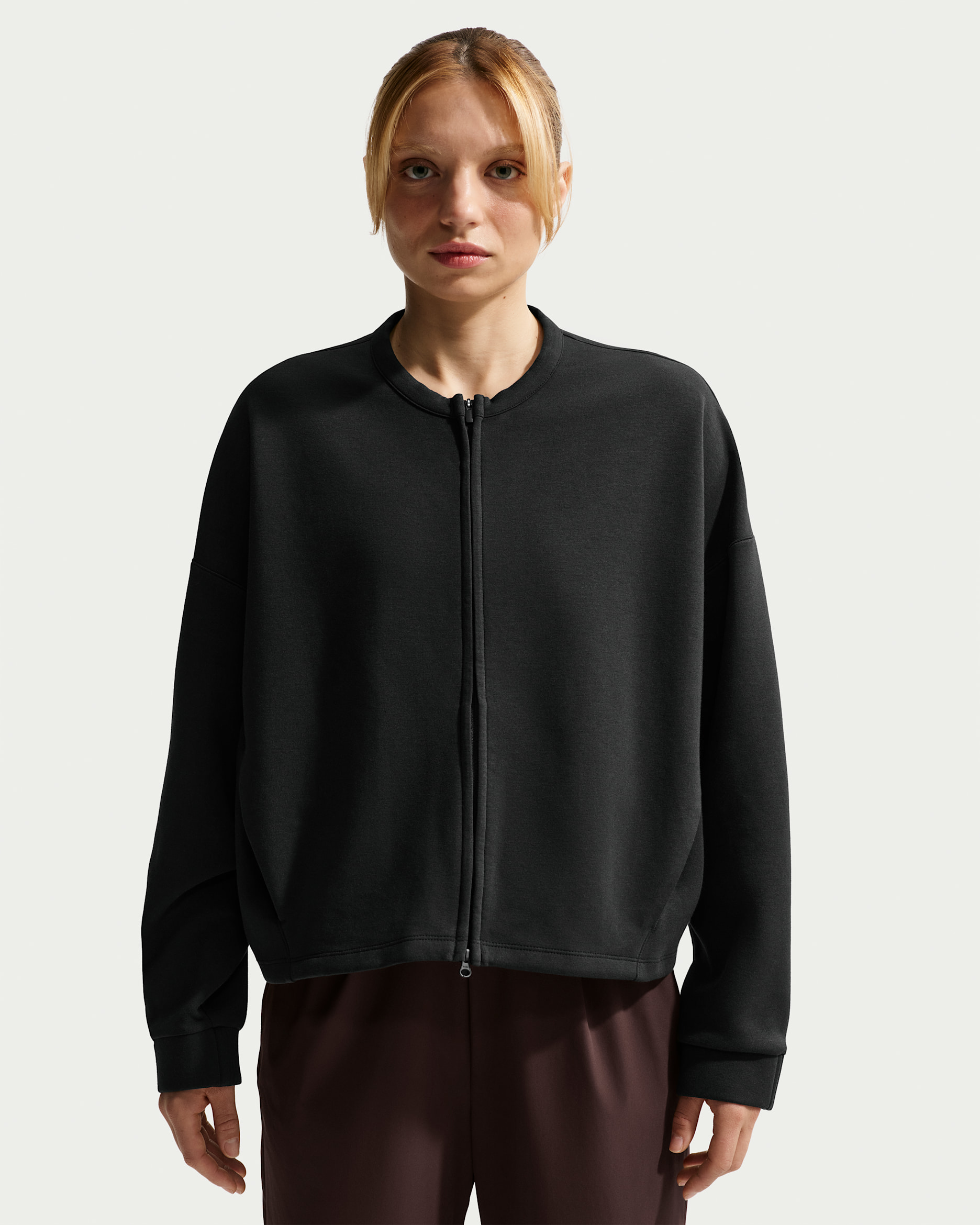 Playera Dri-FIT de cuello redondo oversized de cierre completo para mujer Nike 24.7 ImpossiblySoft - Negro/Negro/Gris humo oscuro
