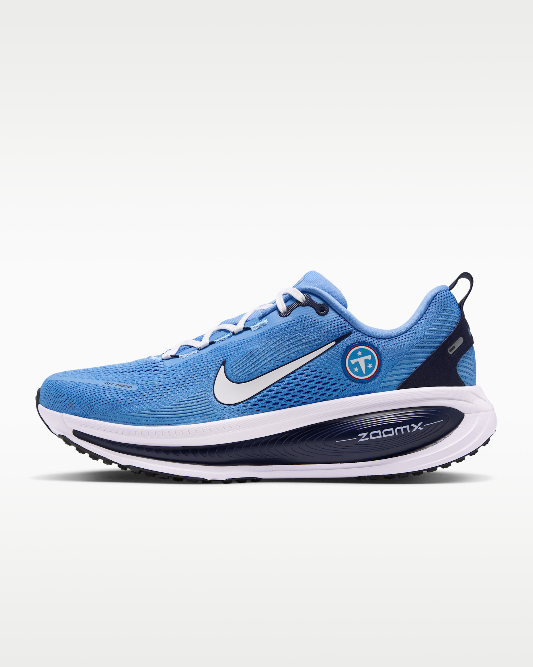Tenis de correr en pavimento de la NFL para hombre Nike Vomero 18 (Tennessee Titans) - Costa/Azul marino universitario/Blanco