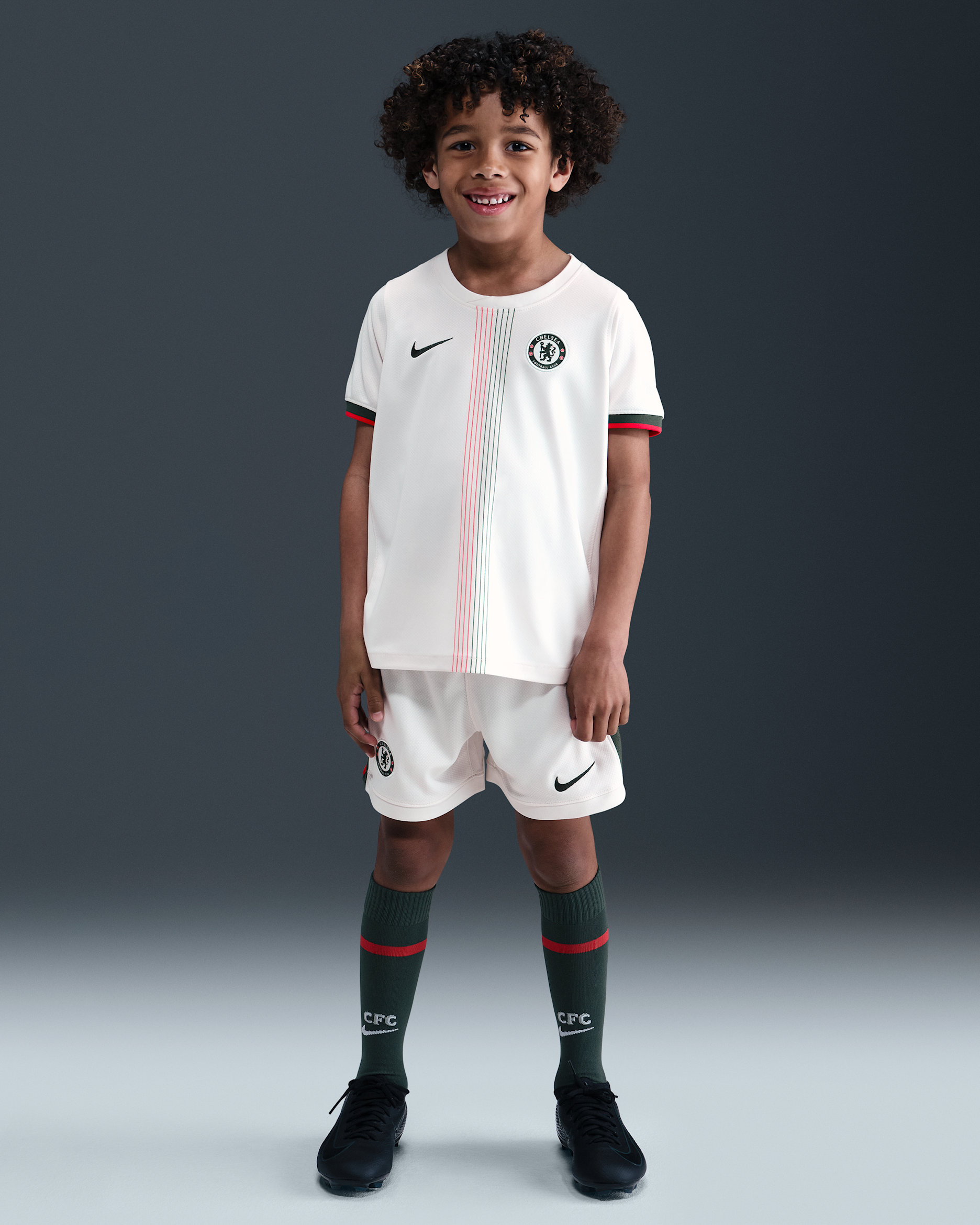 Chelsea FC 2025/26 Stadium (bortedrakt) Nike Football Replica draktsett i tre deler til små barn - Phantom/Speed Red/Galactic Jade/Galactic Jade