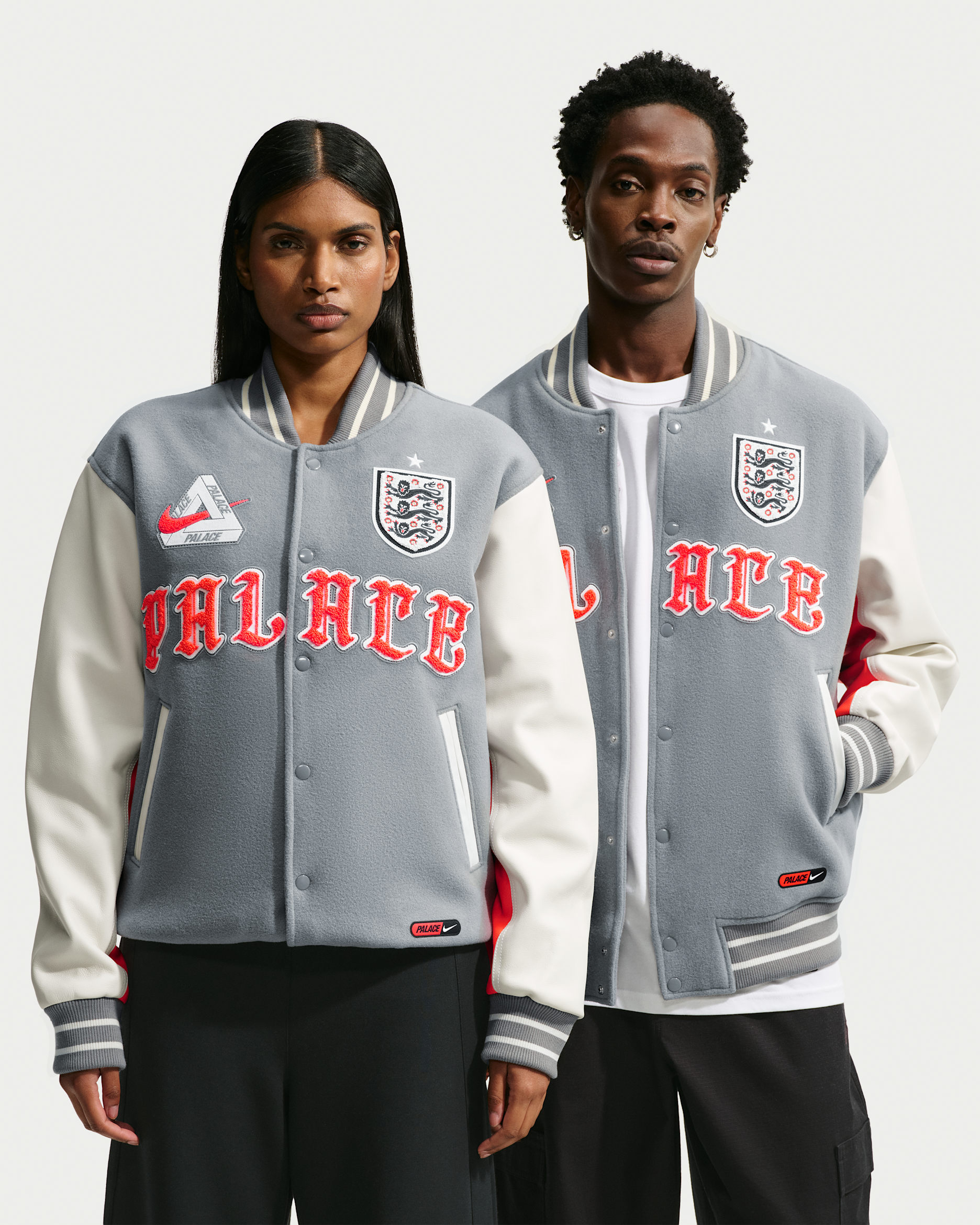 Veste universitaire Angleterre x Palace pour homme - Cool Grey/Blanc/Bright Crimson/Bright Crimson