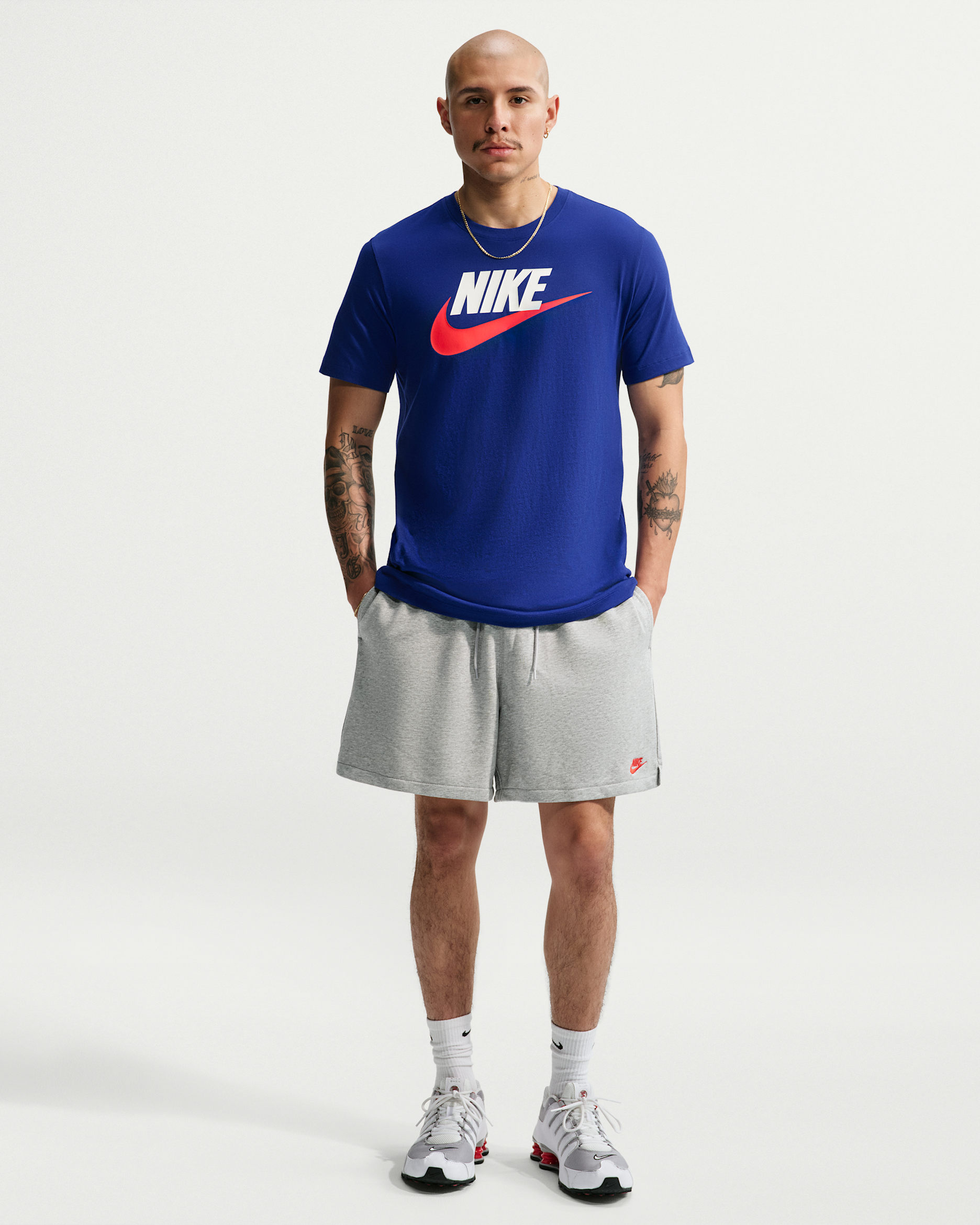 Shorts de French Terry Flow para hombre Nike Club - Gris oscuro jaspeado/Gris humo claro/Rojo universitario