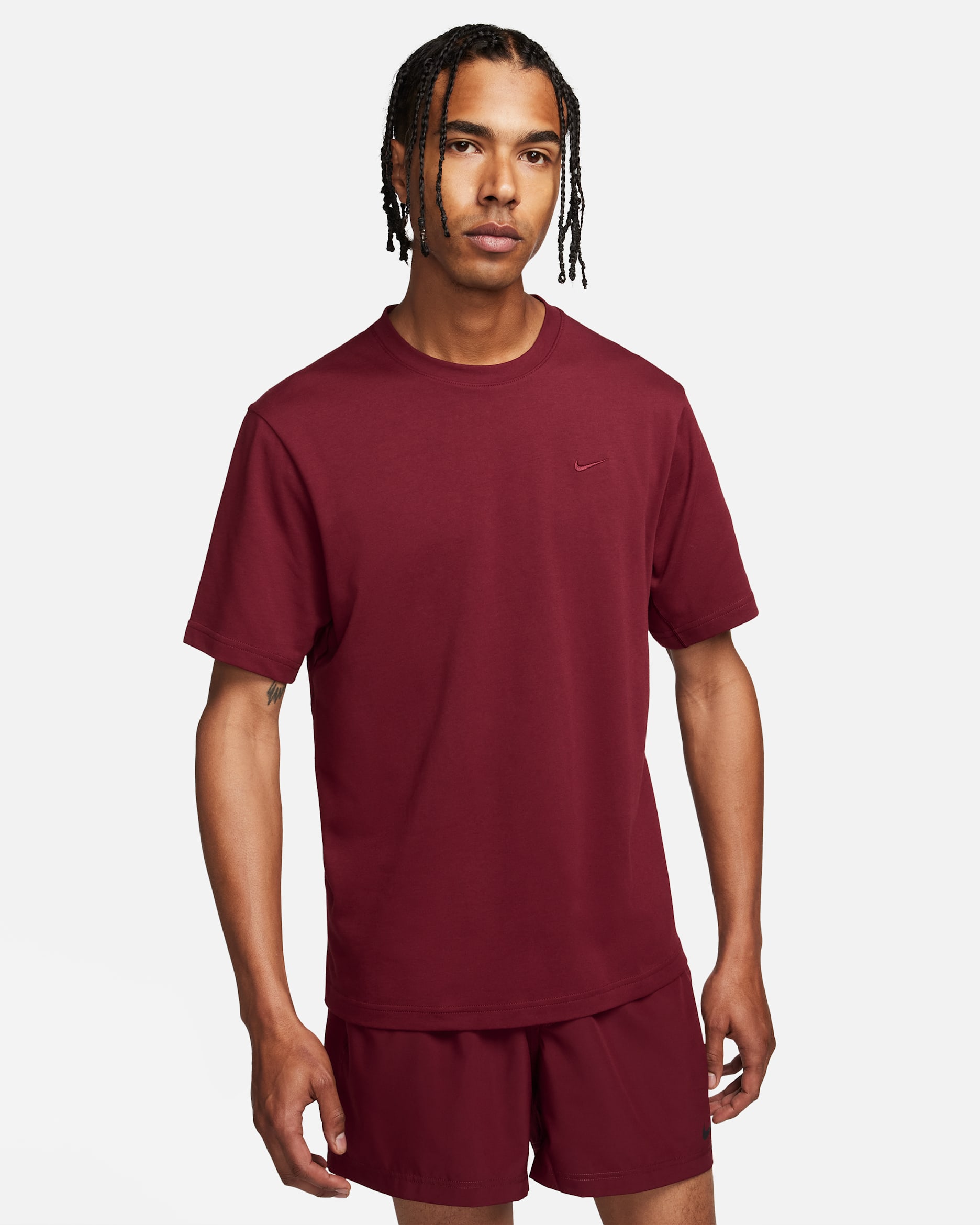 Nike Primary vielseitiges Nike Dri-FIT Kurzarm-Oberteil für Herren - Dark Team Red/Dark Team Red