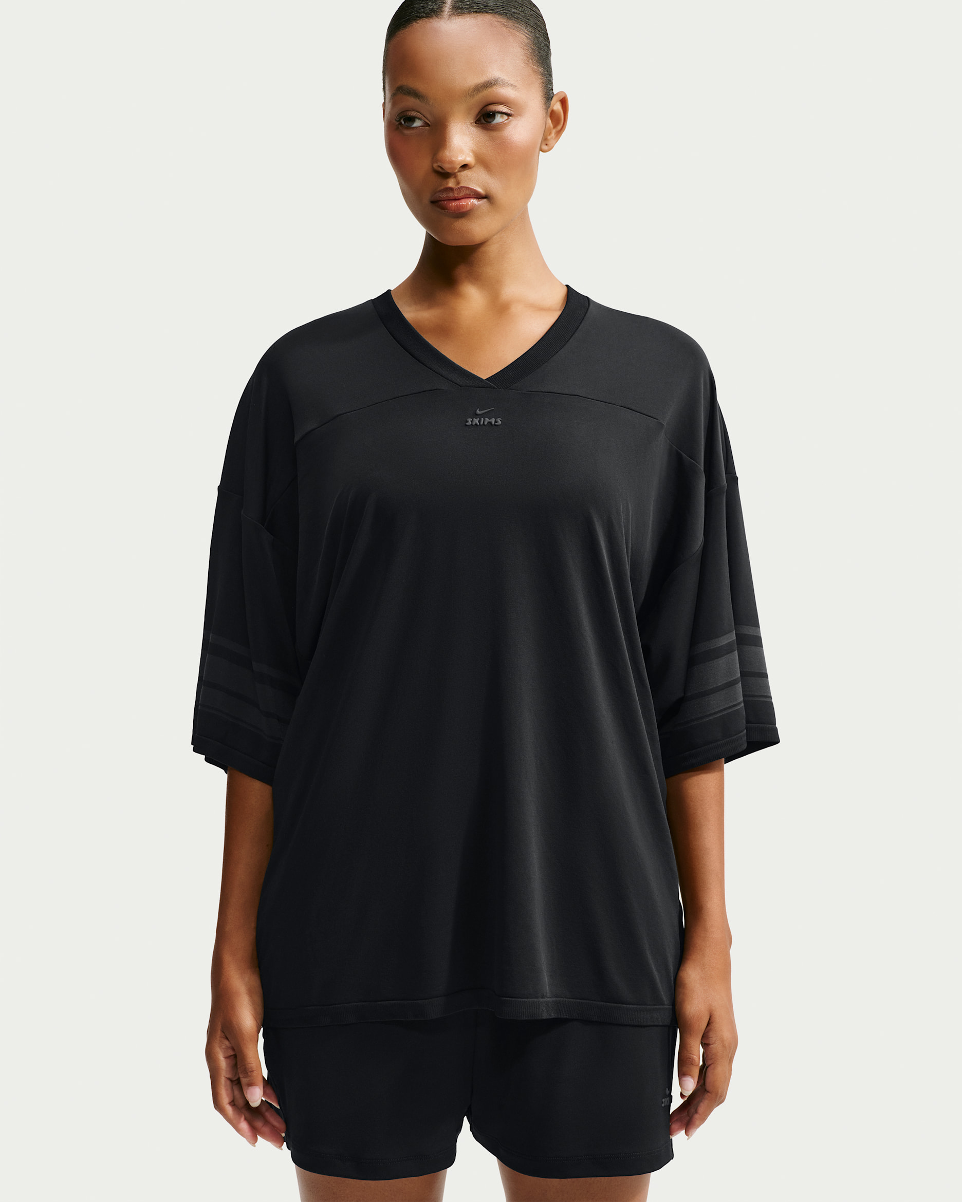NikeSKIMS Stretch Knit Oversize-Oberteil mit V-Ausschnitt (Damen) - NSKM Obsidian/NSKM Igneous