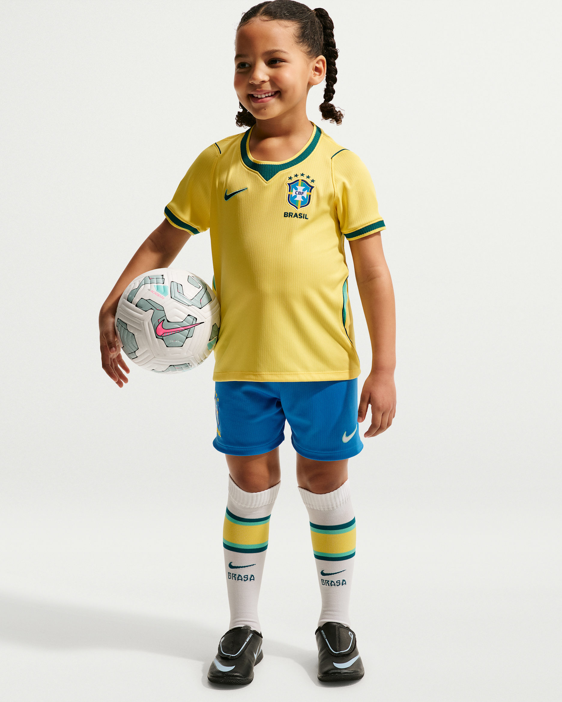 Kit de 3 piezas de fútbol Nike Replica para niños talla pequeña Brazil local 2026 Stadium - Canario/Menta claro/Azul verdoso geoda