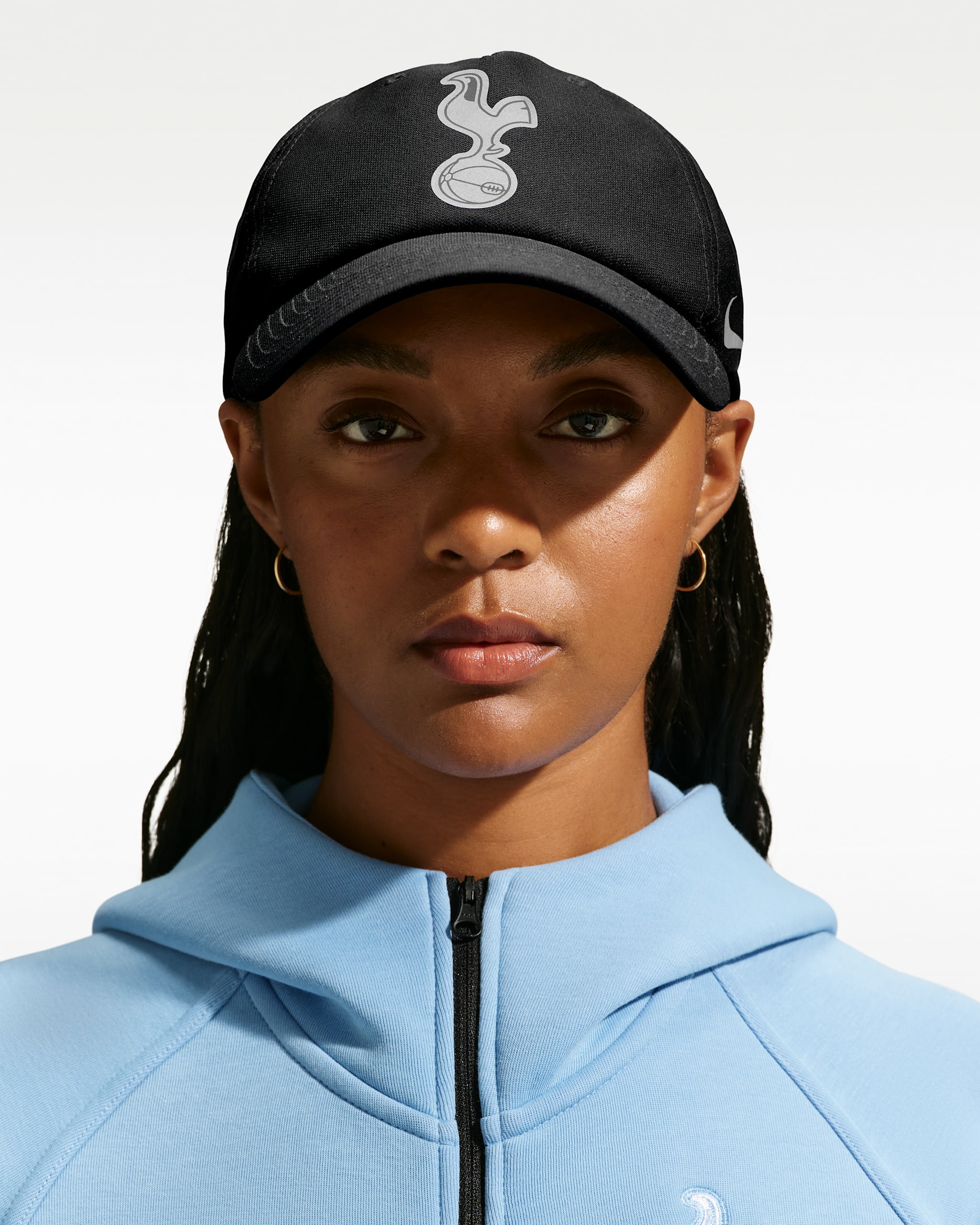 Tottenham Hotspur 2026/27 Club-kasket i polyester 5P Winter Chrome Pack Nike Club-kasket i polyester 5P Winter Chrome Pack - sort/Reflective Silver