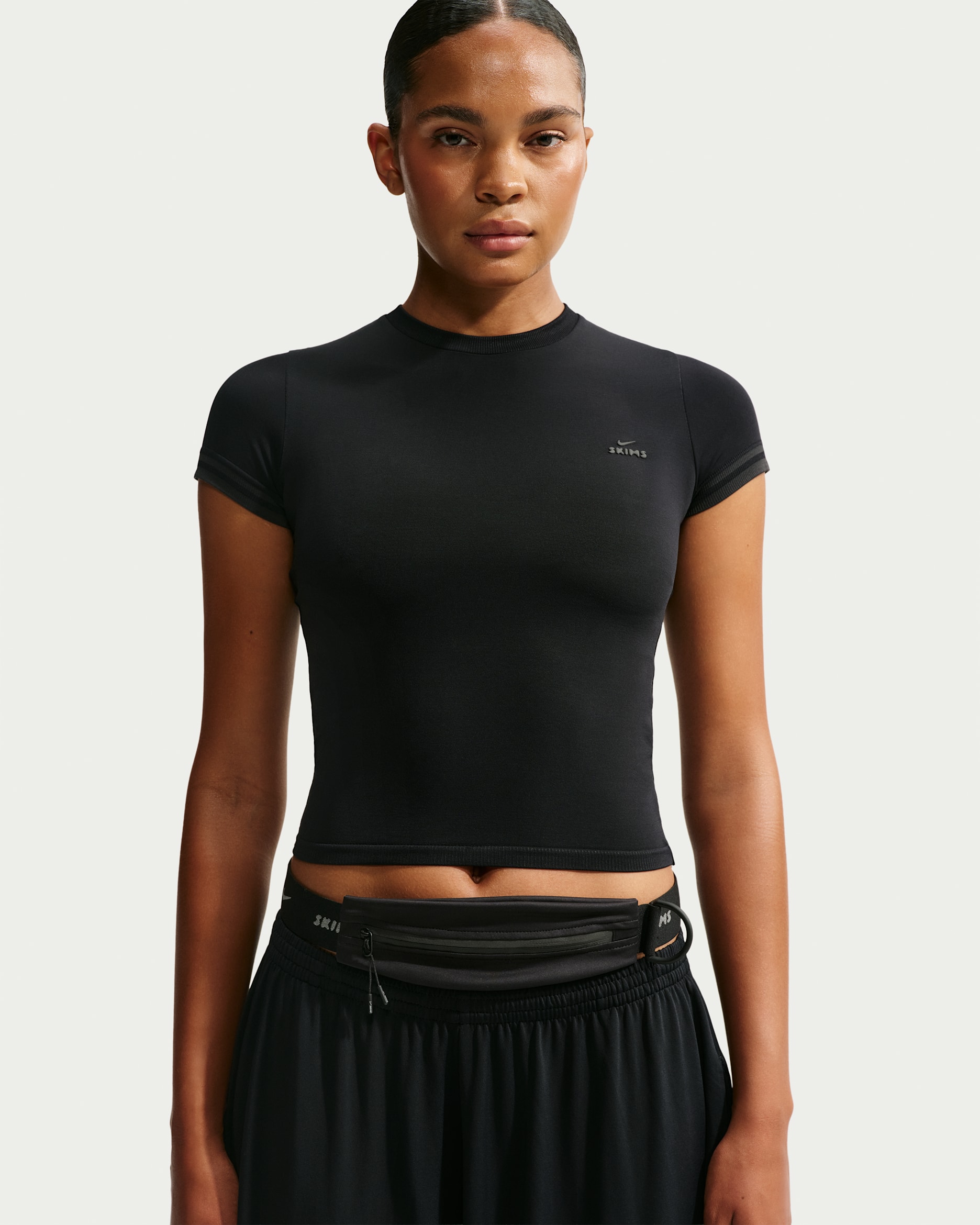 NikeSKIMS Stretch Knit verkürztes Oberteil mit Rundhalsausschnitt (Damen) - NSKM Obsidian/NSKM Igneous