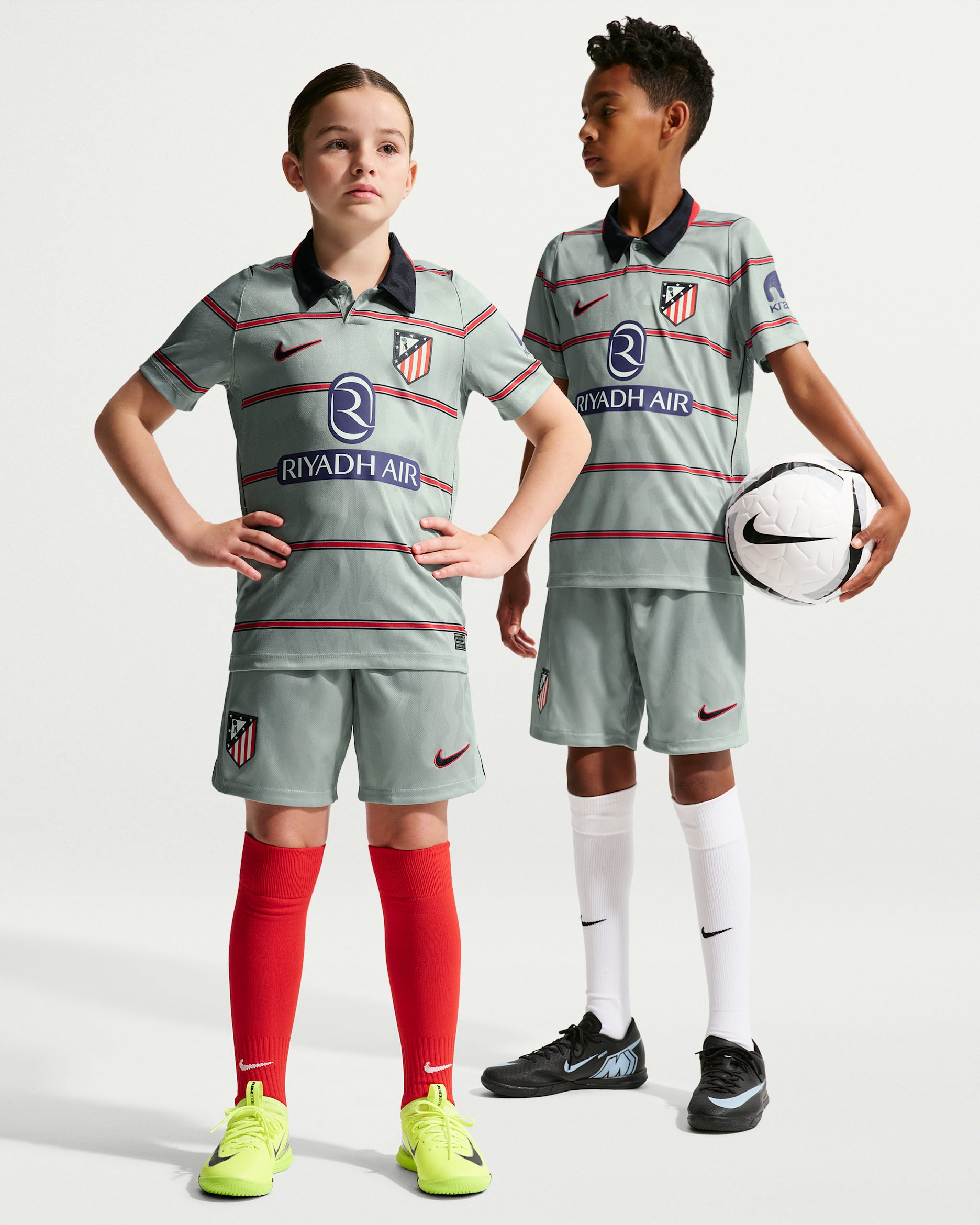 Atlético Madrid 2026/27 Stadium Third Nike Replika-Fußballshorts mit Dri-FIT-Technologie (ältere Kinder) - Light Pumice/Obsidian/Salsa Red/Obsidian