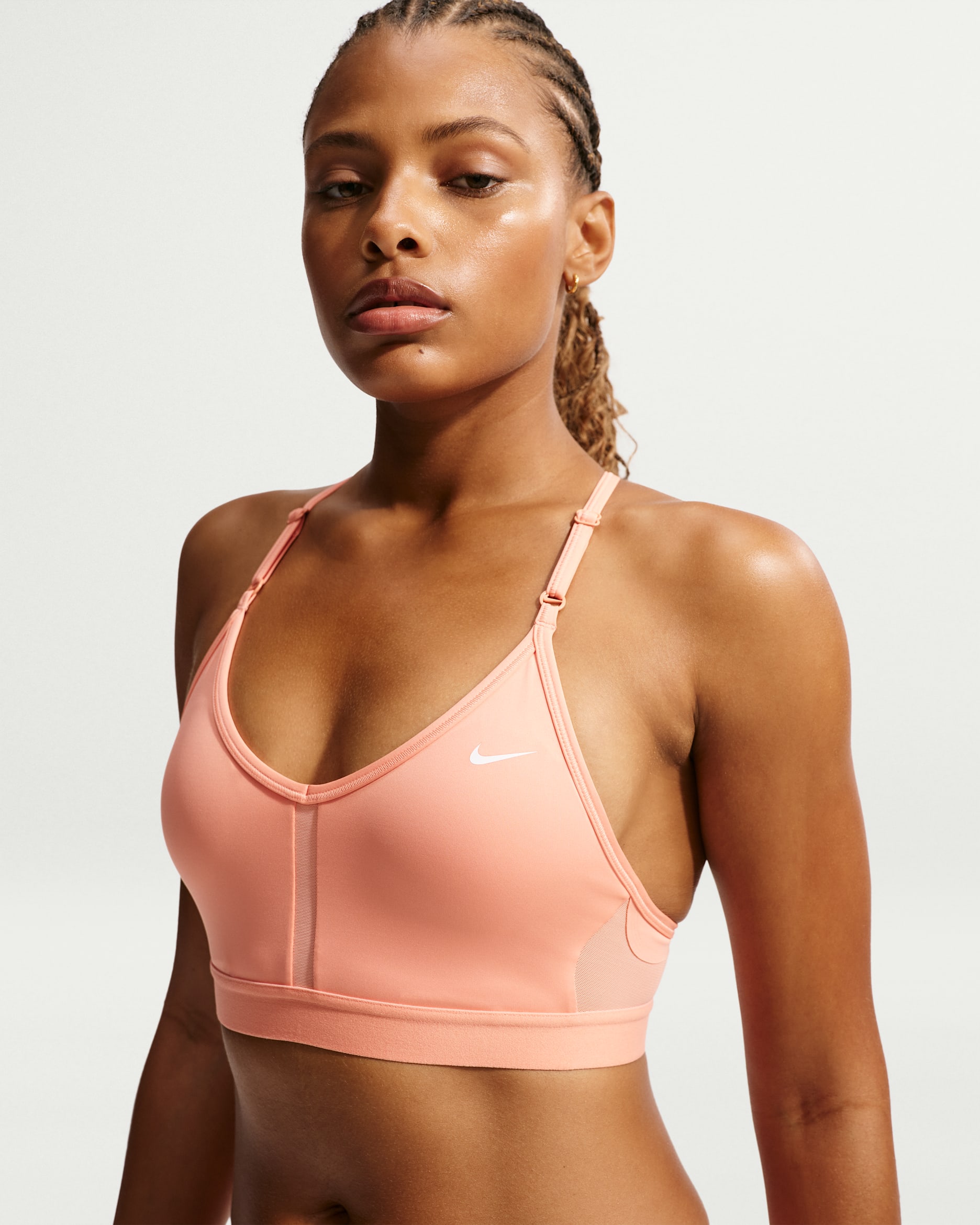 Bra deportivo acolchado de baja sujeción con cuello en V para mujer Nike Indy - Ágata melocotón/Ágata melocotón/Ágata melocotón/Blanco