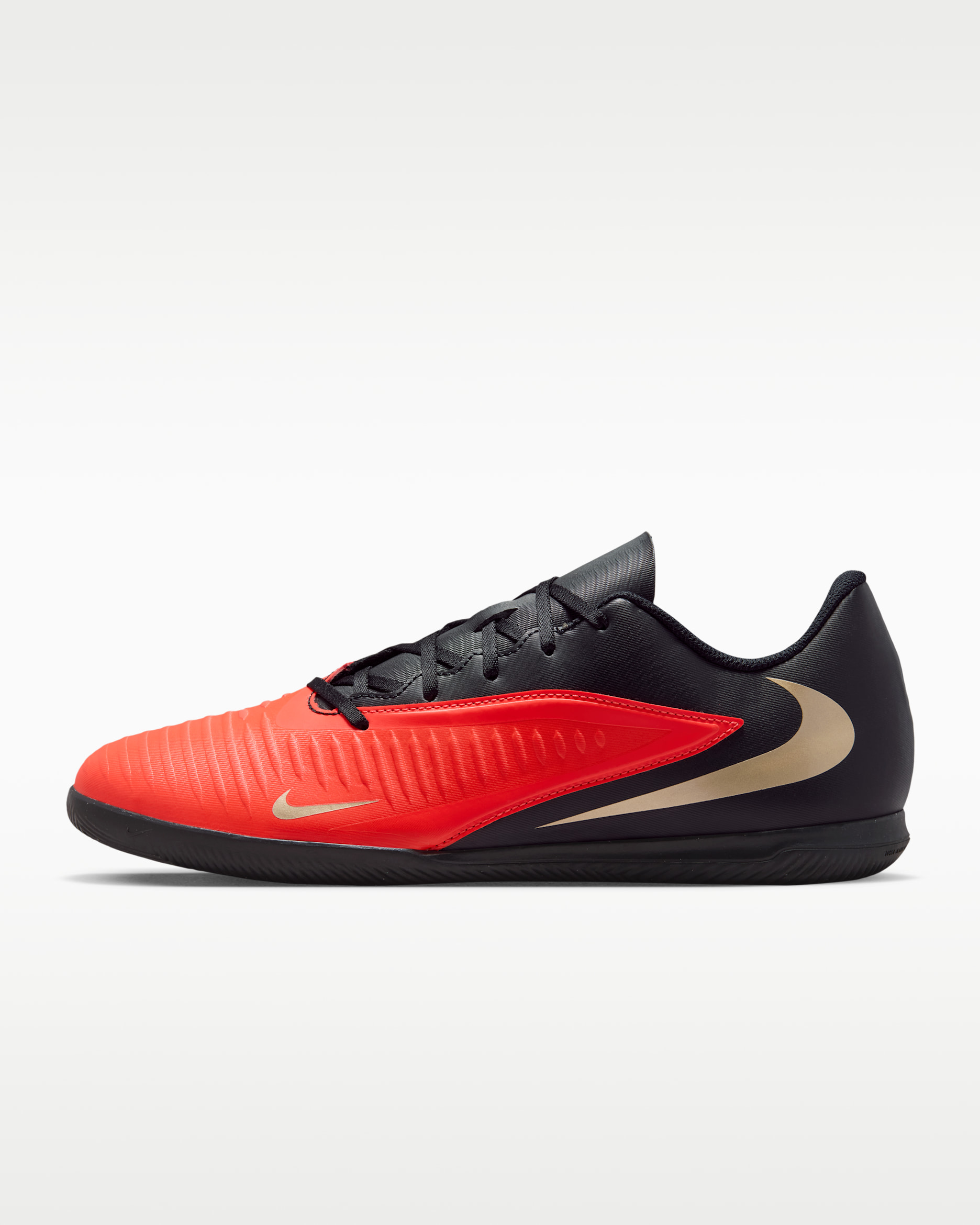 Nike Phantom 6 Low Club fotballsko for innendørsbane/gate - Bright Crimson/Svart/Blur