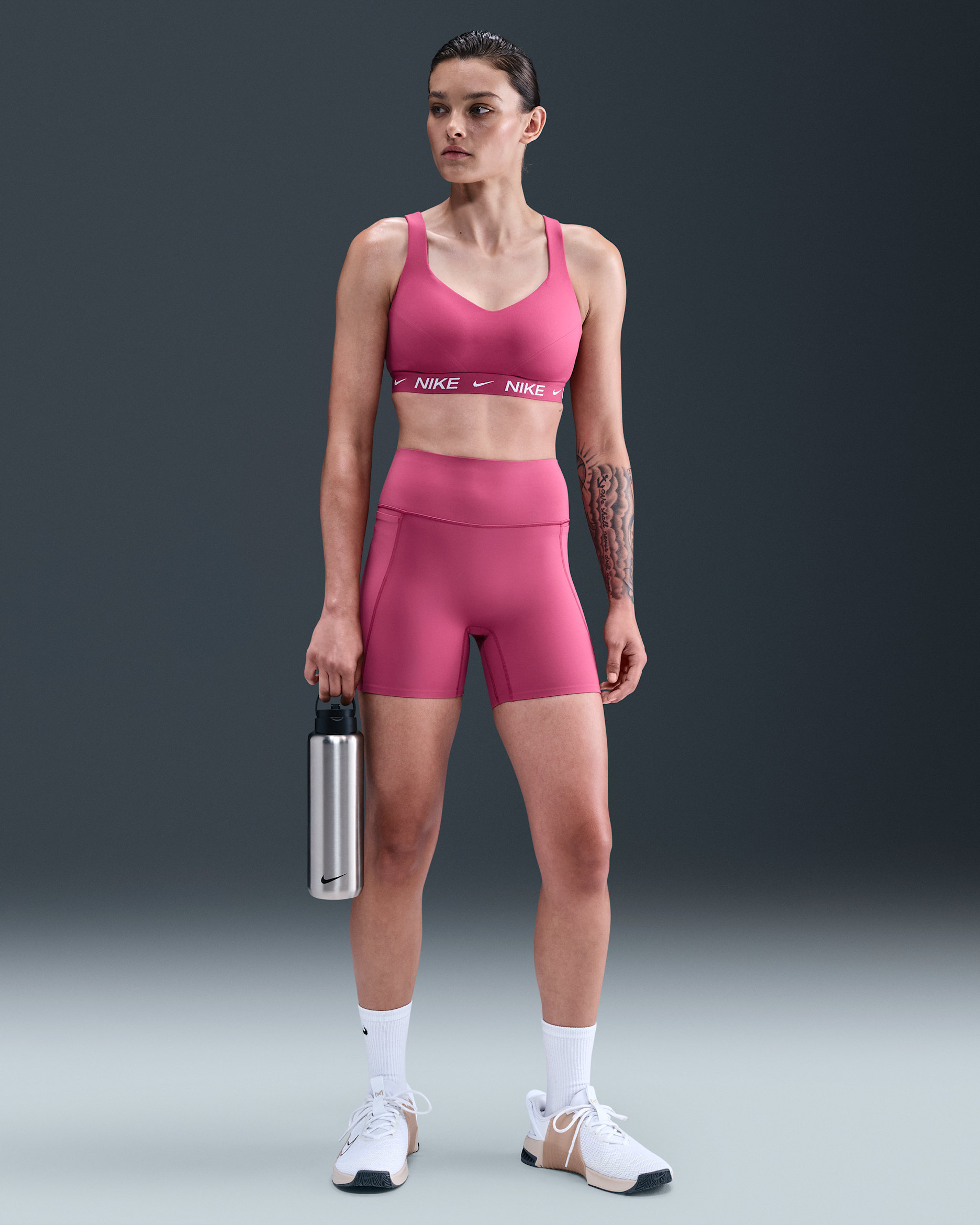 Shorts de ciclismo de tiro alto de 13 cm sin costura frontal para mujer Nike Universa - Remolacha dulce/Granate intenso/Castaña enérgico
