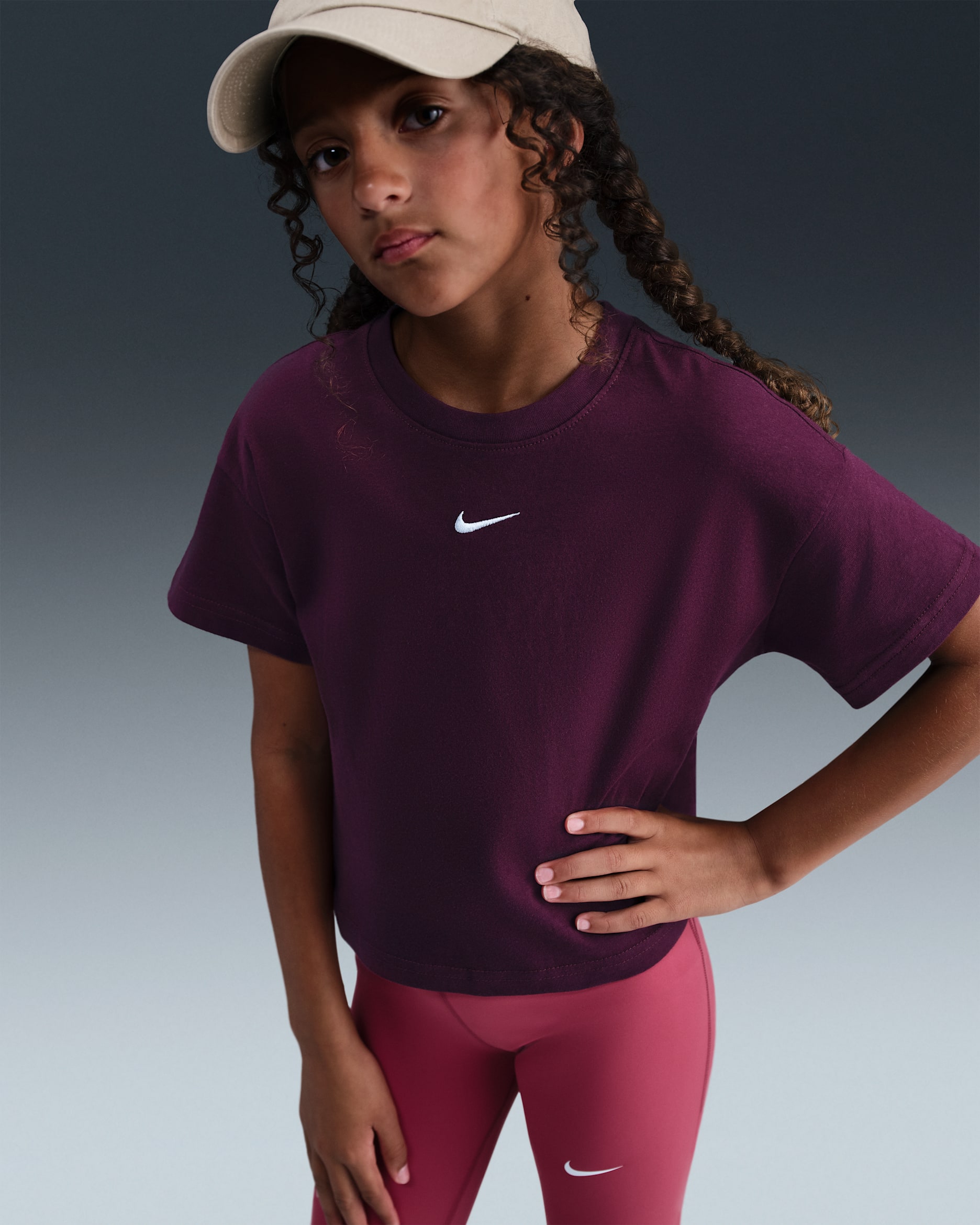 Nike Sportswear Essential 大童 (女童) T 恤 - Bordeaux