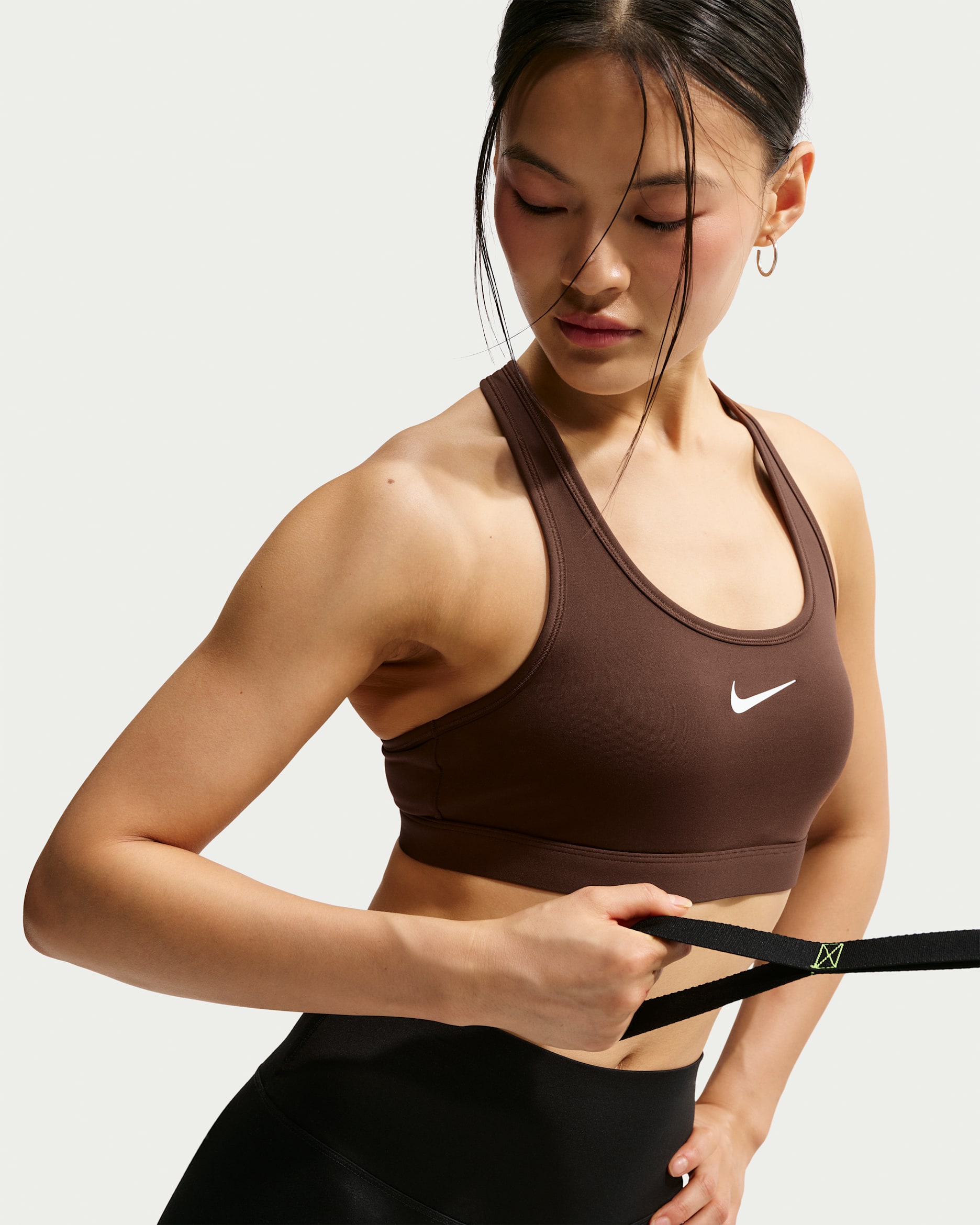 Nike Swoosh 中度支撐型女款襯墊運動內衣 - Cacao Wow/白色