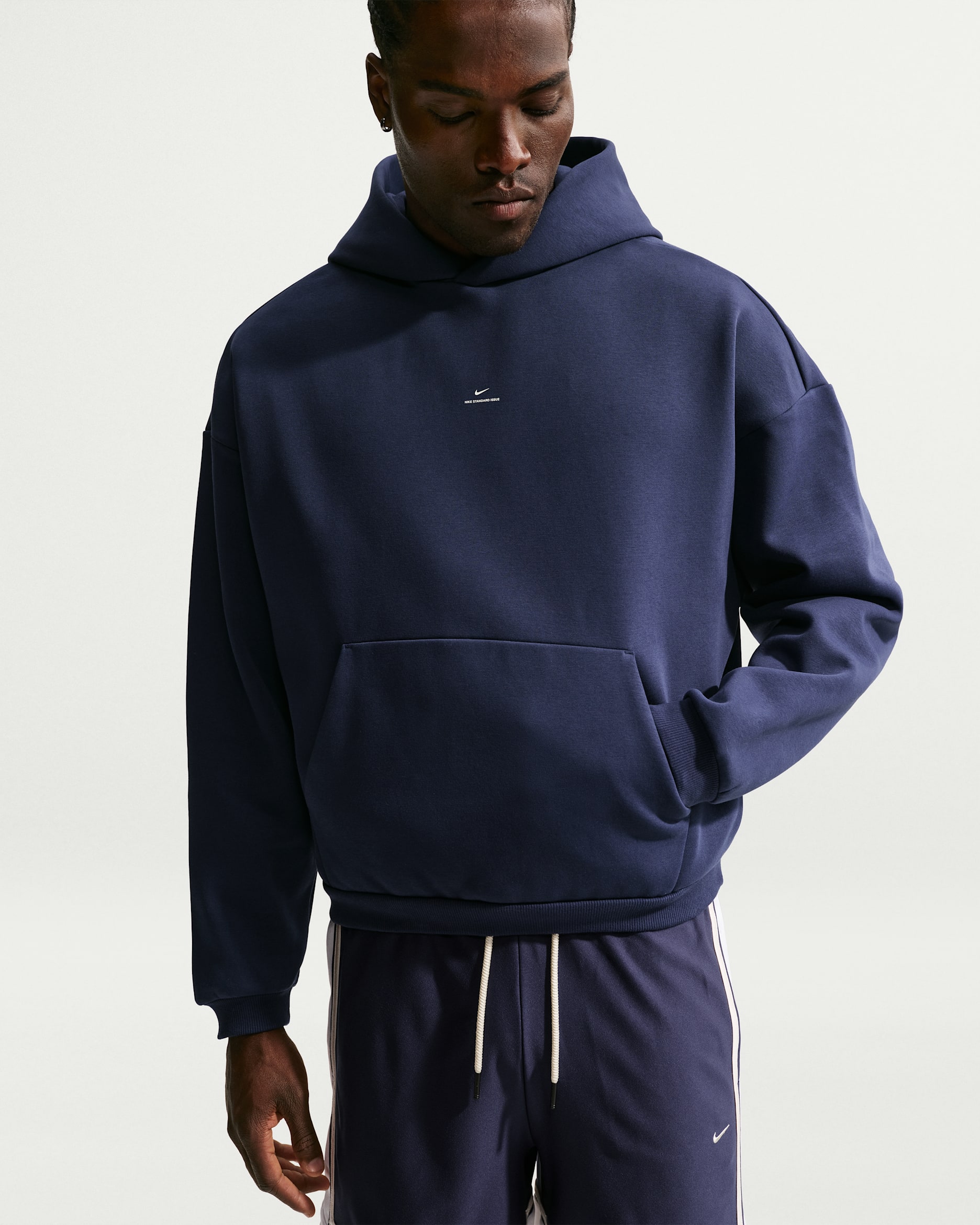 Nike Standard Issue Men's Therma-FIT Brushed Basketball Pullover Hoodie - Midnight Navy/Pale Ivory