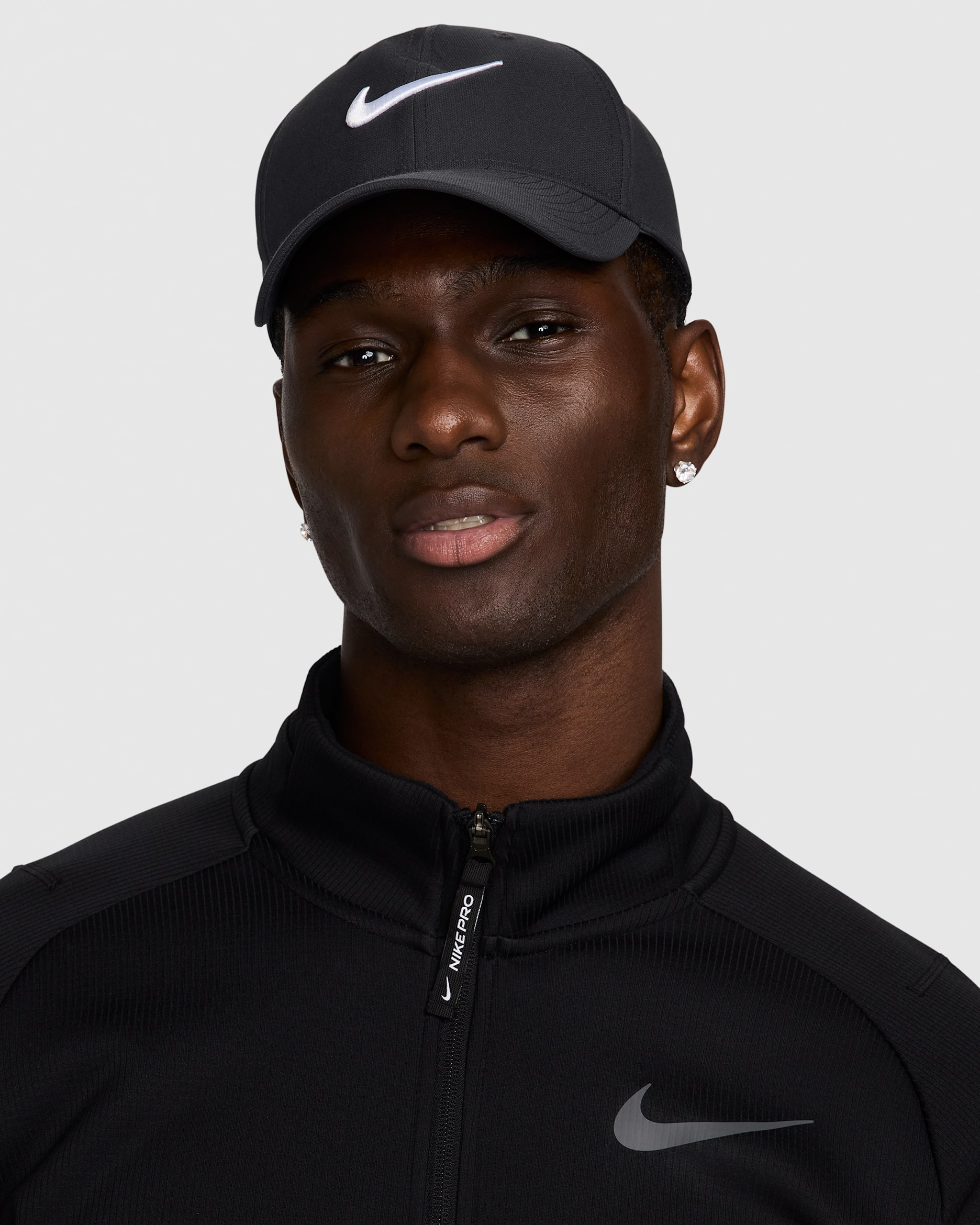 Gorra Swoosh con estructura Nike Dri-FIT Club - Gris humo oscuro/Blanco
