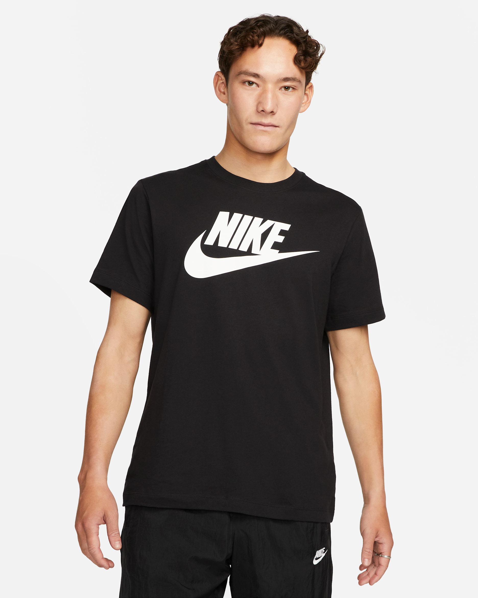 Nike Sportswear 男款 T 恤 - 黑色/白色