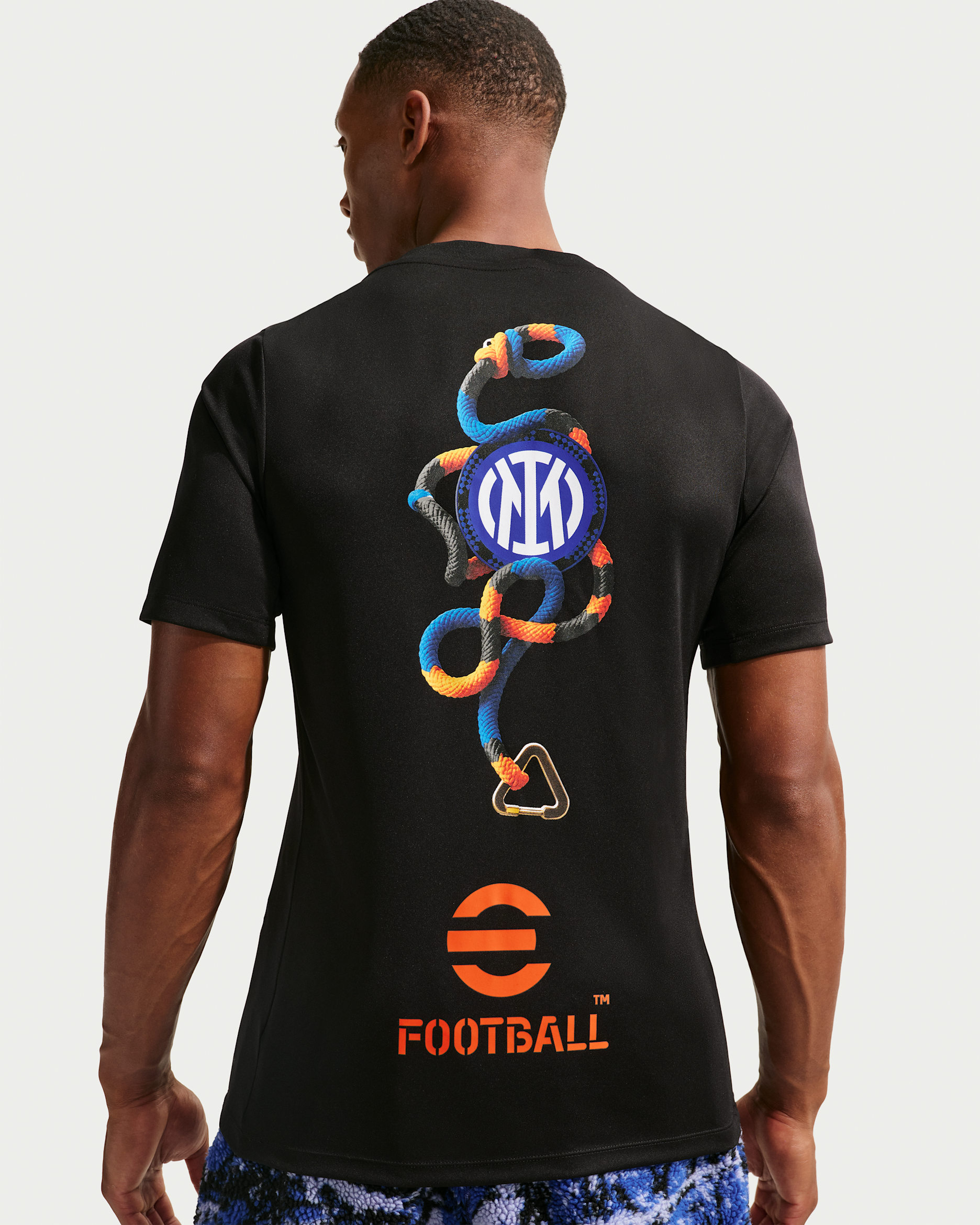 Maglia da calcio pre-partita a manica corta Nike ACG Dri-FIT Inter Academy Pro SE – Uomo - Nero/Safety Orange