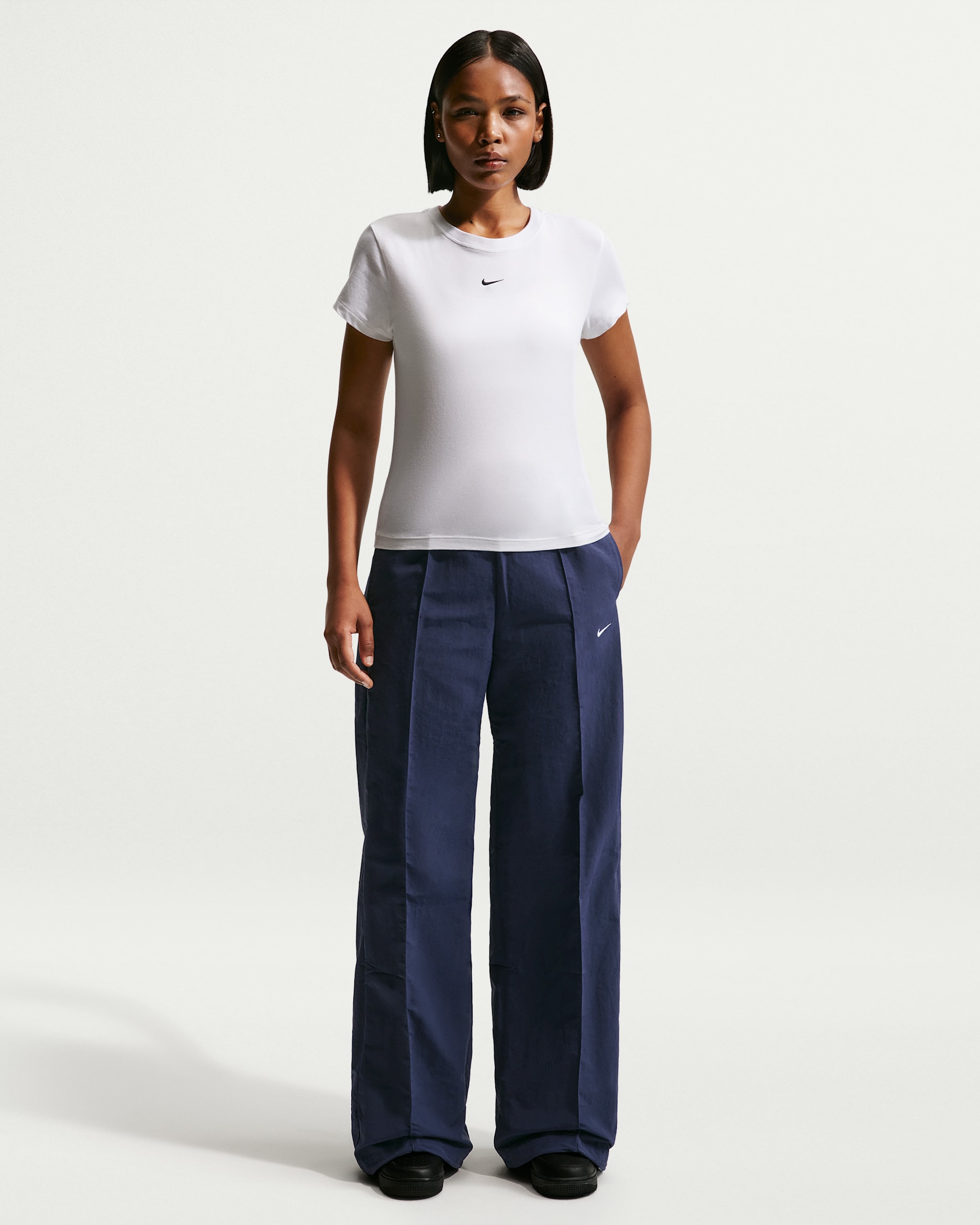 Pants de tiro medio con dobladillo abierto para mujer Nike Sportswear Everything Wovens - Azul marino medianoche/Vela