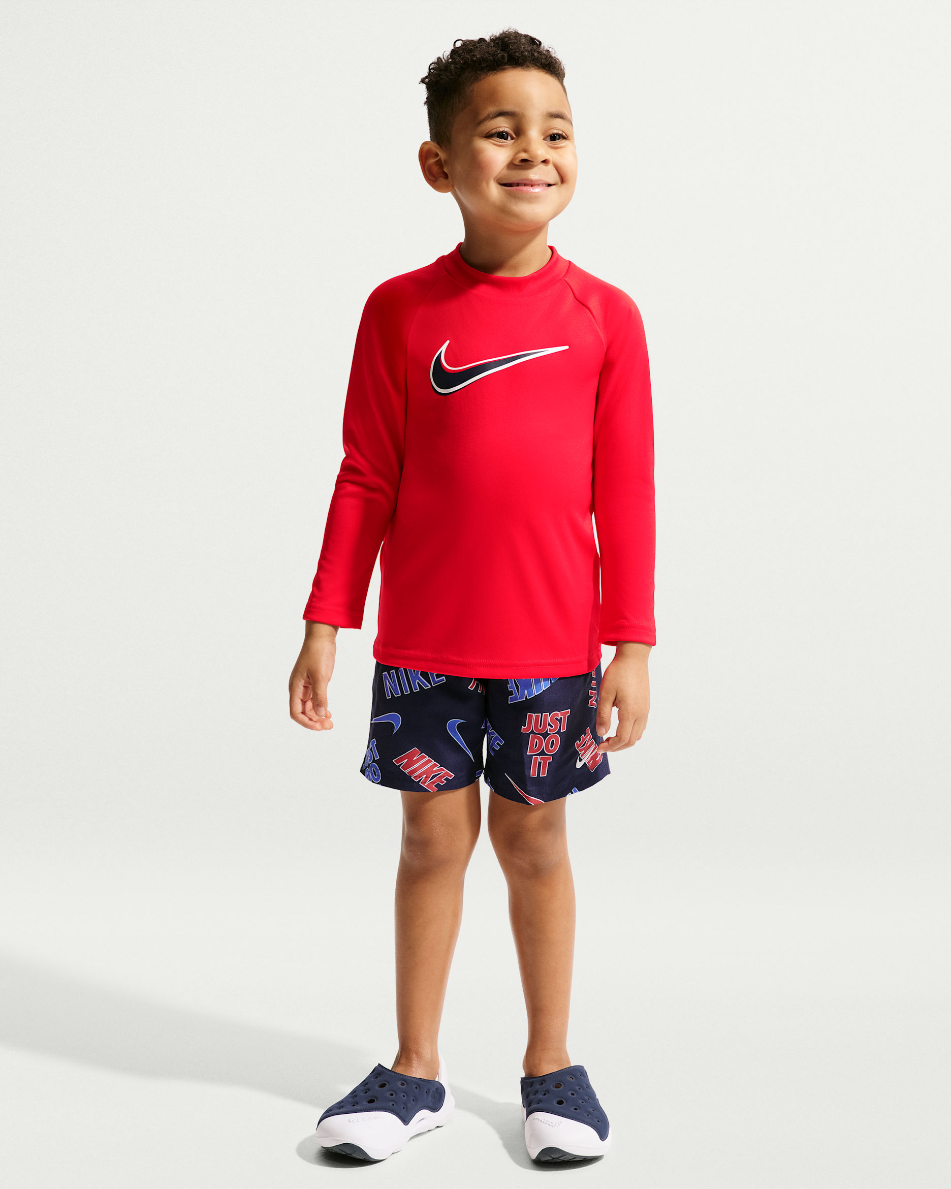 Shorts de playa o alberca con forro de ropa interior de 13 cm para niño talla pequeña Nike Swim Breaker Logo Tape - Rojo universitario/Azul/Azul marino medianoche/Blanco