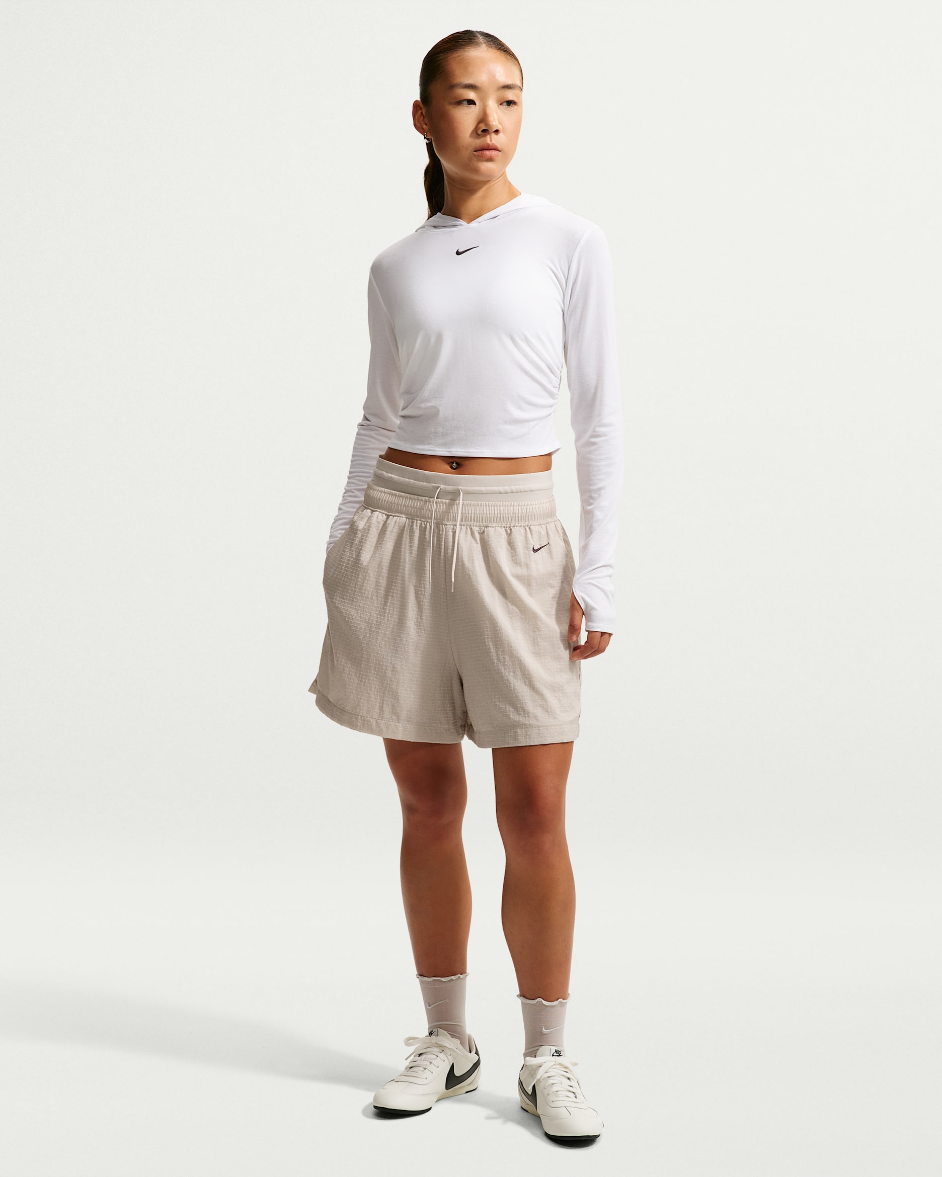 Nike Sportswear 女款寬鬆高腰輕盈防撕裂尼龍短褲 - Cream II/黑色