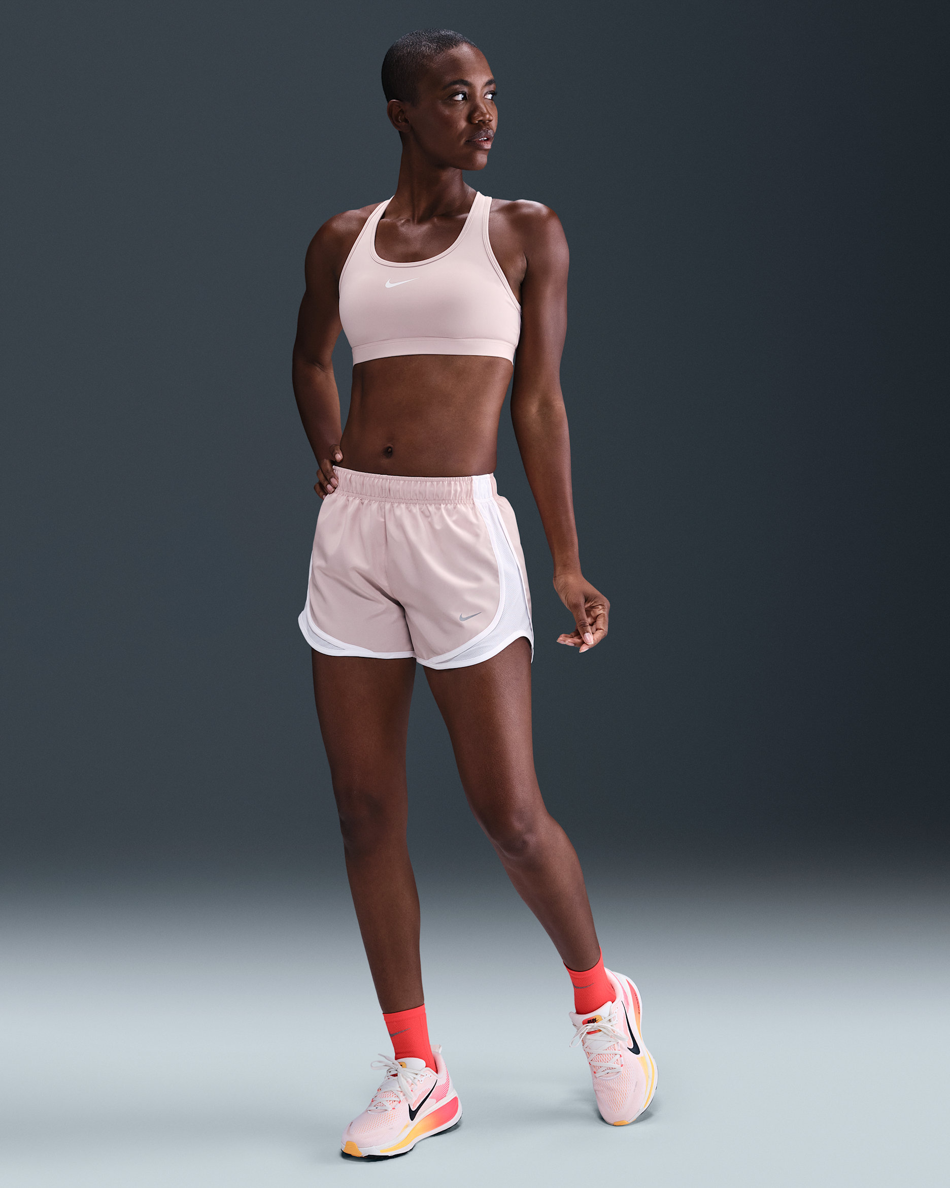 Shorts de correr Dri-FIT de tiro medio con forro de ropa interior para mujer Nike Tempo - Rojo sedimento/Blanco/Blanco