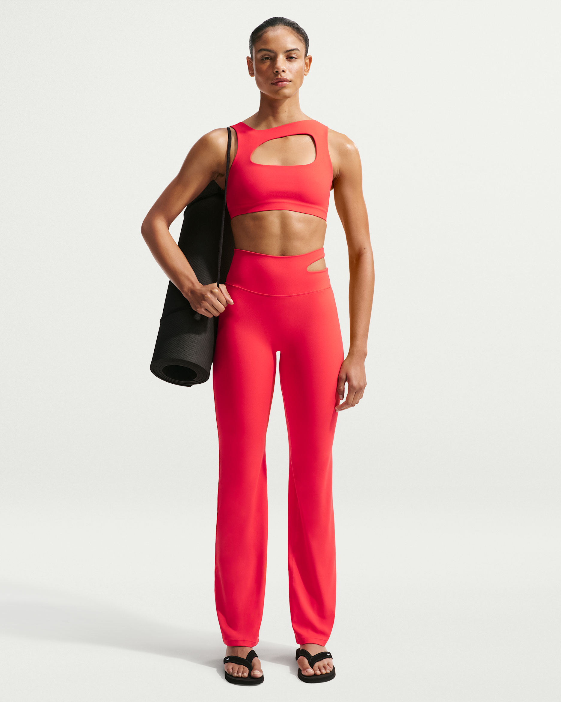 Leggings de tiro alto acampanados para mujer Nike Zenvy - Carmesí claro/Blanco