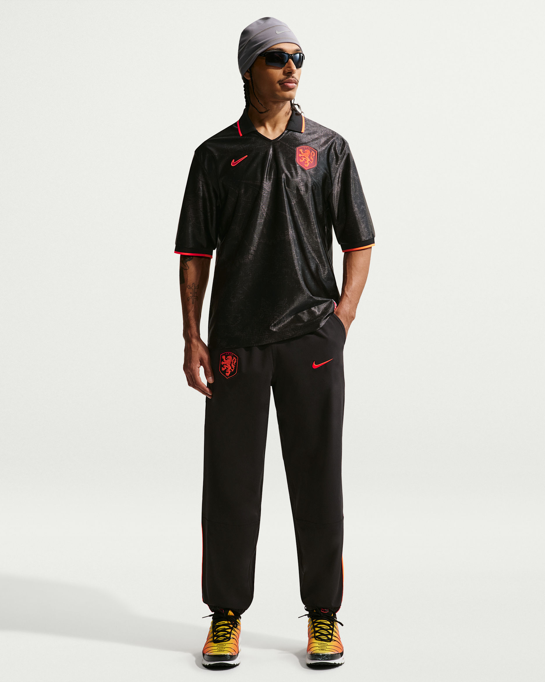 Netherlands Energy Men's Nike Dri-FIT Football Woven Pants - Black/Hyper Crimson