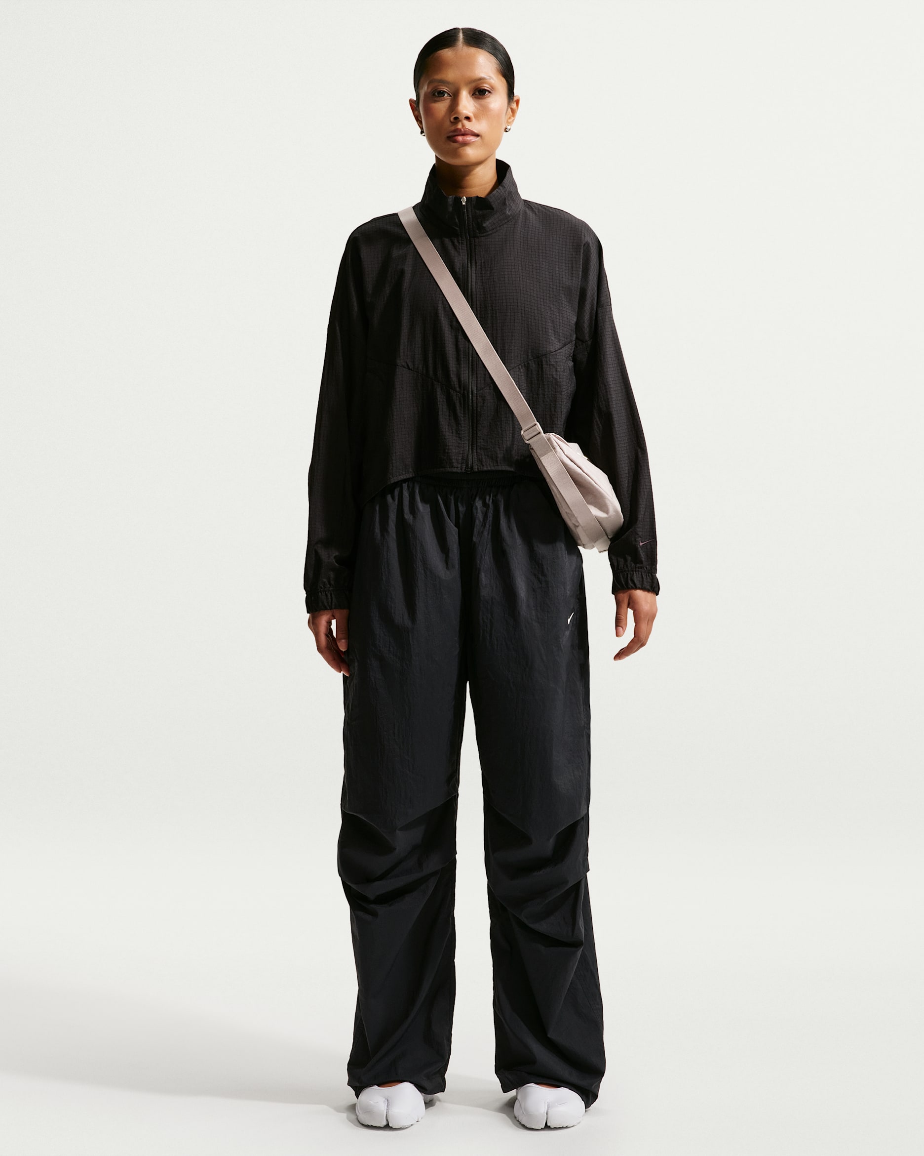 Pants ligeros de tiro medio con protección UV para mujer Nike Sportswear - Negro/Vela