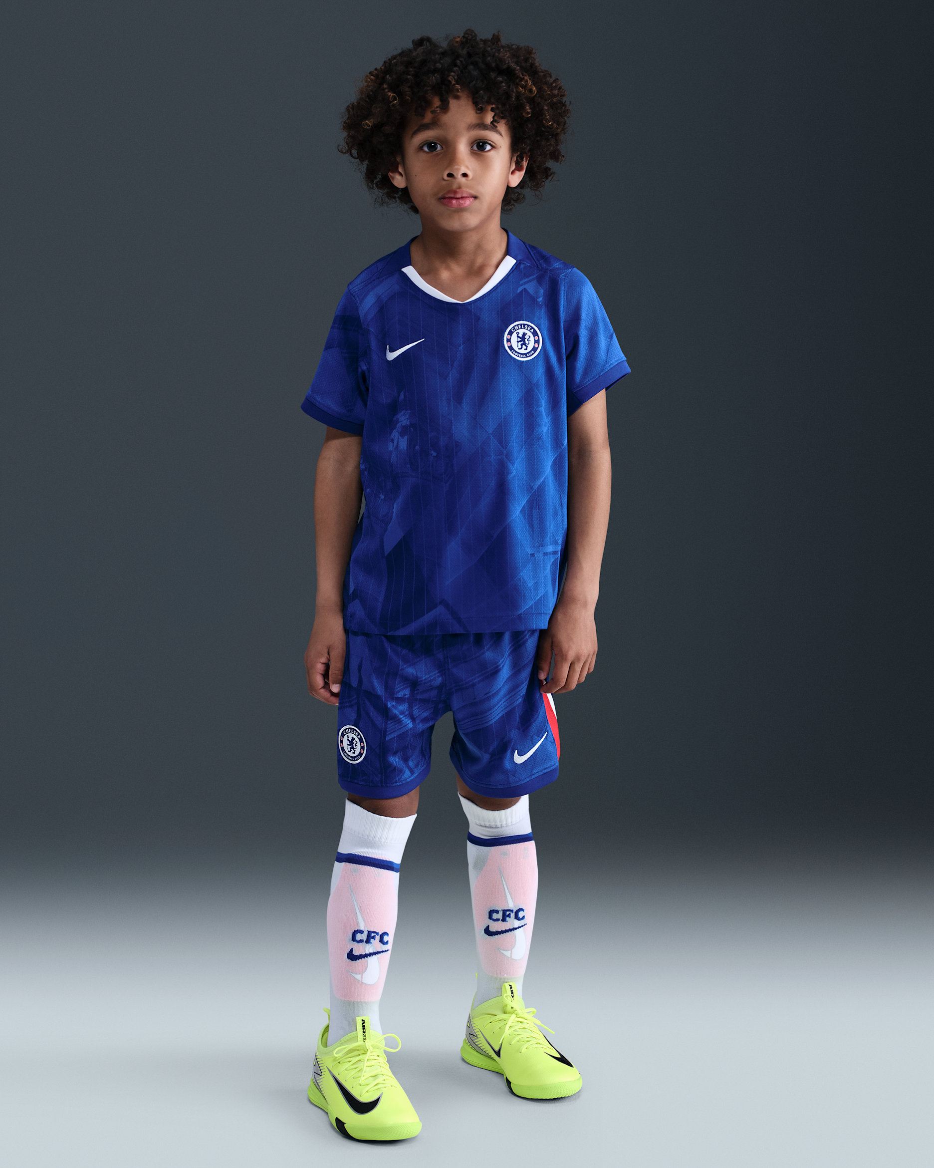 Chelsea F.C. 2025/26 Stadium Home Younger Kids' Nike Football Replica 3-Piece Kit - Rush Blue/White/Speed Red/White