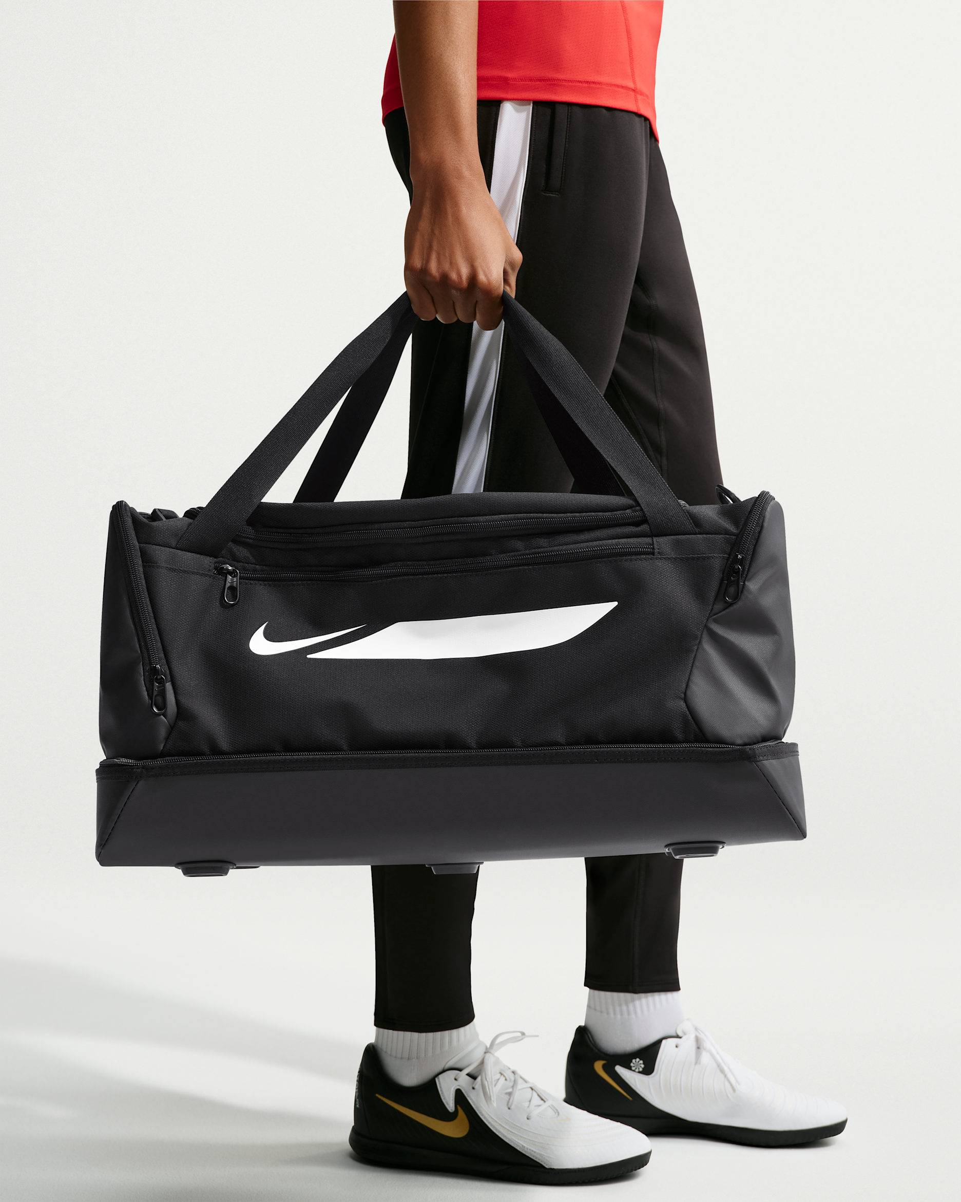 Nike Academy keményfalú futballedzőtáska (kis méretű, 40 l) - Fekete/Fekete/Fehér