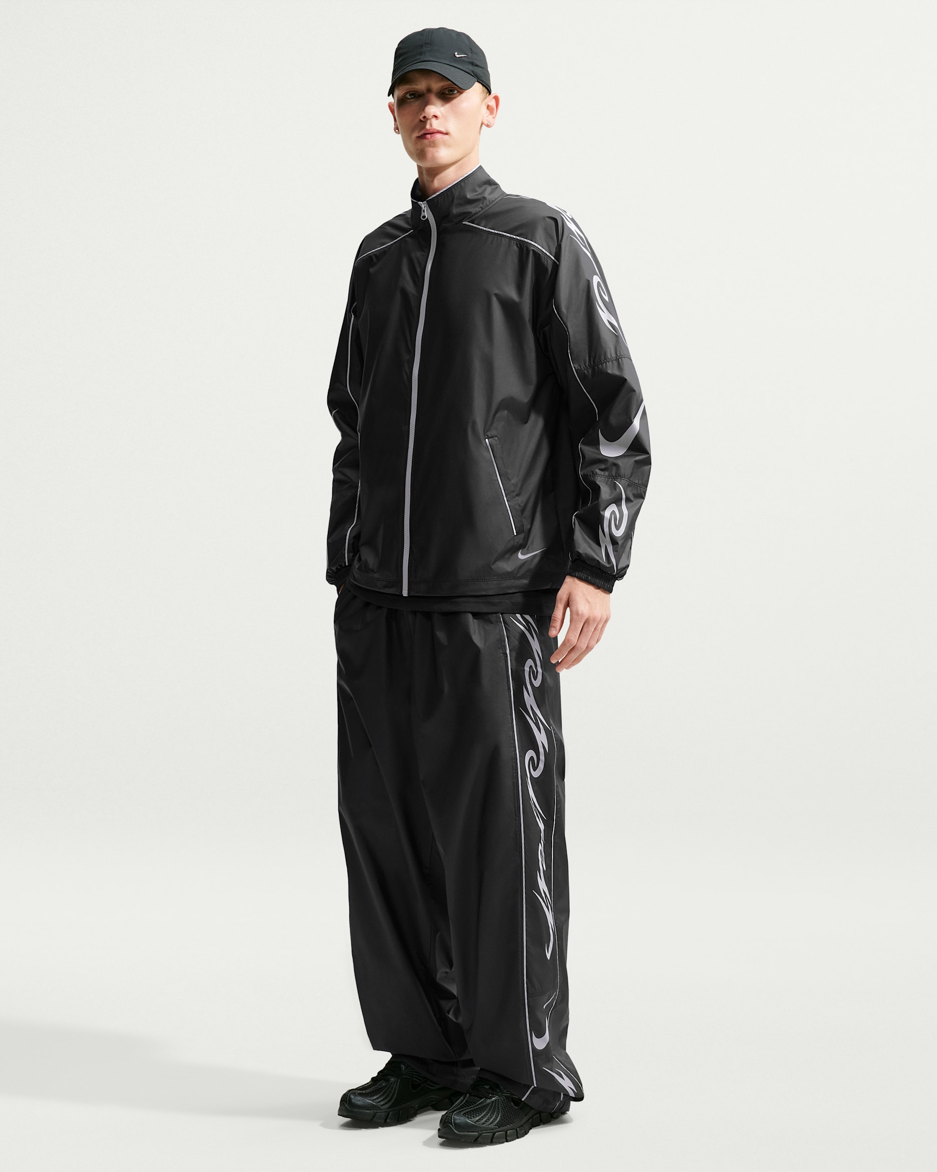 Nike Sportswear Pantalón deportivo con estampado - Hombre - Negro/Negro/Light Smoke Grey/Safety Orange