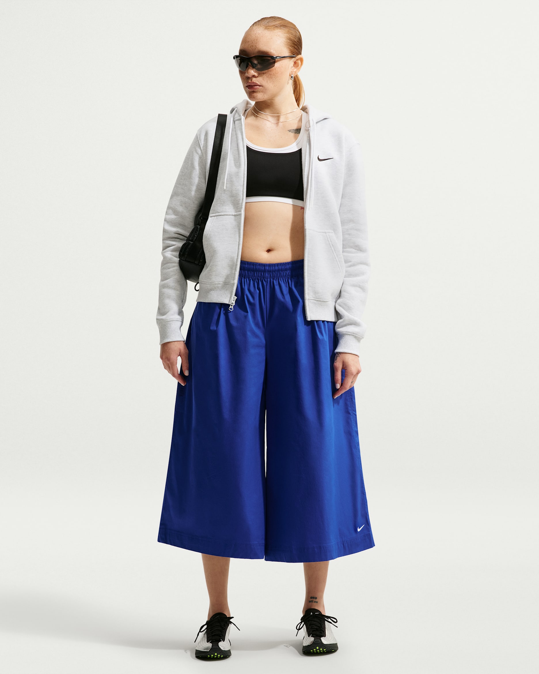 Pants tipo culotte de popelina de tiro medio oversized para mujer Nike Sportswear - Azul eléctrico/Blanco