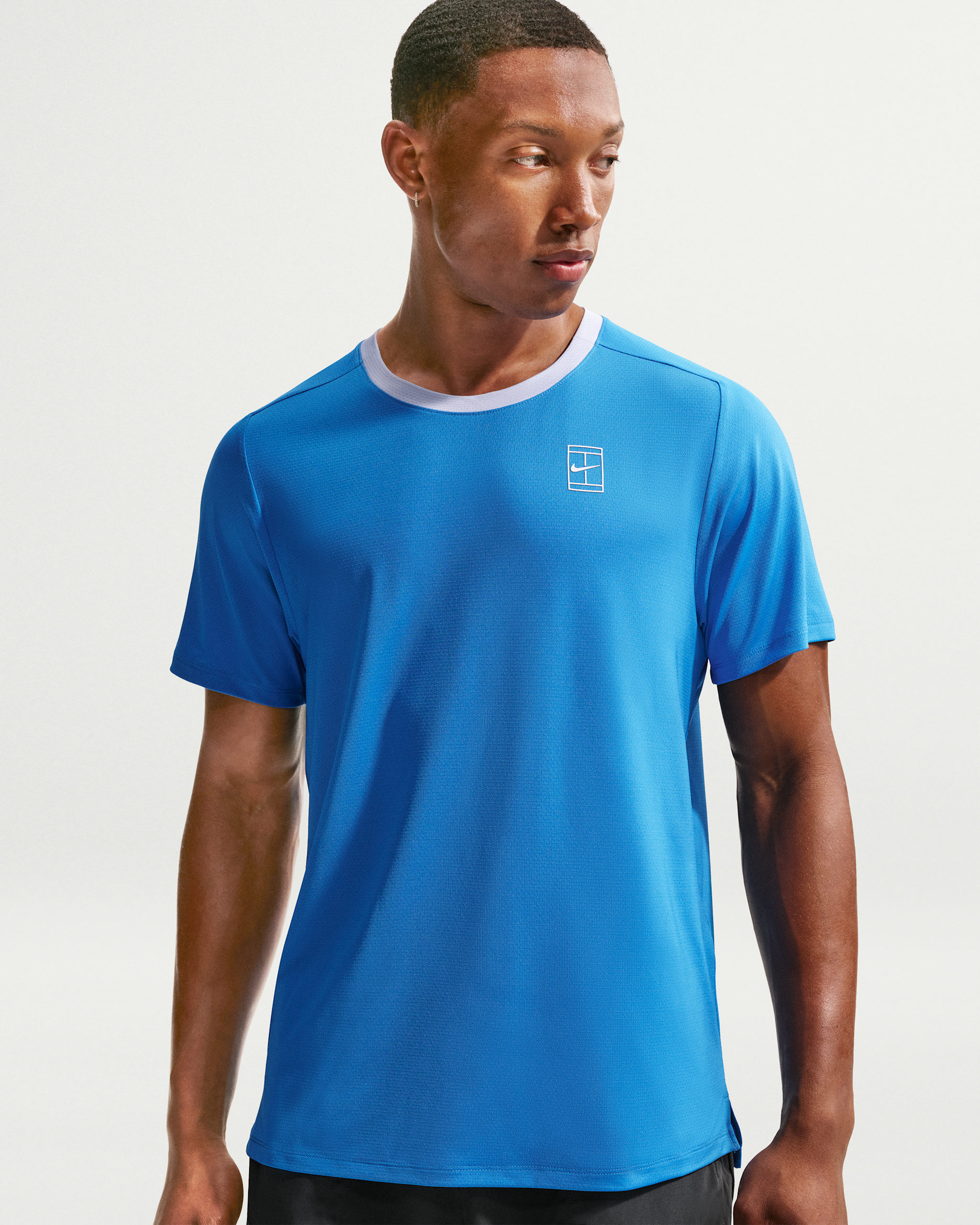 Playera de tenis Dri-FIT para hombre NikeCourt Advantage - Azul foto claro/Azul hidrógeno/Blanco
